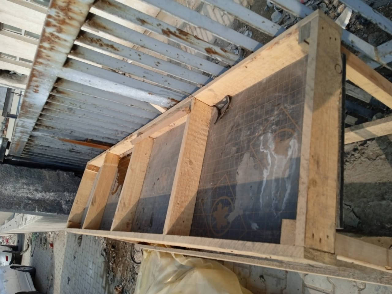 السلام عليكم ميز خشب مال بكاله صارله اسبوع من سويته بي جروخ سعره 70وبي مجال مكاني نادرقرب مول أهل***********
