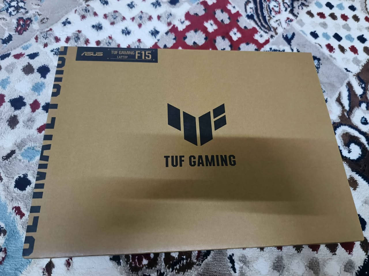 جهاز ASUS TUF Gaming F15 (FX507Z) بمواصفات تشمل معالج Intel Core i7-12700H، كرت شاشة NVIDIA GeForce RTX 3050، وشاشة FHD مقاس 15.6 بوصة بتردد 144 هرتز. كما يتميز بذاكرة وصول عشوائي (RAM) بسعة 24 جيجابايت من نوعDDR4، وتخزين SSD بسعة 256 تيرابايت، ويدعم اتصال Wi-Fi 6 وبلوتوث 5.2. 
المواصفات الأساسية لجهاز FX507Z
المعالج: Intel® Core™ i7-12700H (الجيل الثاني عشر).
كرت الشاشة: NVIDIA® GeForce RTX™ 3050 مع 4 جيجابايت GDDR6.
الشاشة: 15.6 بوصة، دقة FHD (1920 × 1080)، معدل تحديث 144 هرتز.
الذاكرة العشوائية (RAM): 24 جيجابايت DDR4 (يمكن توسيعها حتى 32 جيجابايت).
التخزين: 256 تيرابايت PCIe® 3.0 NVMe™ M.2 SSD.
نظام التشغيل: Windows 11 Home.
شبكات الاتصال: Wi-Fi 6 و Bluetooth 5.2.
المنافذ: تتضمن منفذ 3.5 مم للصوت، و USB 3.2 Gen 2 Type-C مع دعم DisplayPort™ و G-SYNC و Thunderbolt™ 4.
البطارية: 56WHrs، 4S1P، 4 خلايا ليثيوم أيون.
الوزن: حوالي 2.20 كجم. الحمدانية, نينوى


**إذا كنت صاحب هذا الإعلان وتريد حذفه لأي سبب، رجاءا أرسل رسالة إلى الدعم الفني**