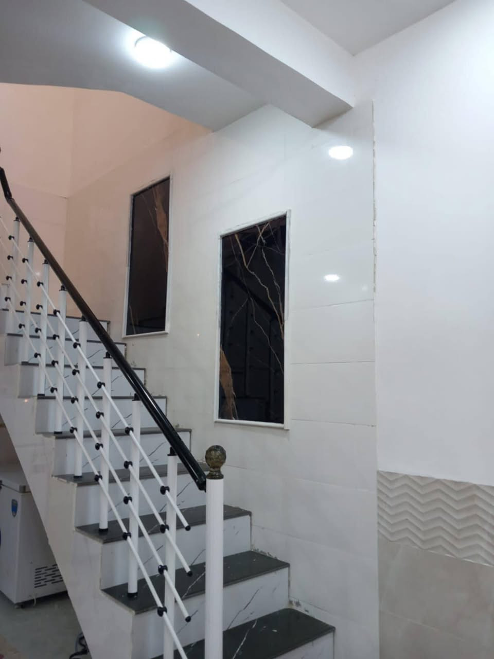 دار للبيع مساحه 100متر تحفه فنيه +بيت جناي شغل🥶 درجه اوله خدمات كامله من ماء 💧وكهرباء💥  ومدارس وسوك قريب اناره شوارع ليليه البيت طابو صرف حر سند بأسم ابو البيت العنوان نداء عمود 54بشارع المجمعات سعر 93 مع المجال تفضل وتساب او الاتصال على الرقم ***********وبخدمتك 🏘
