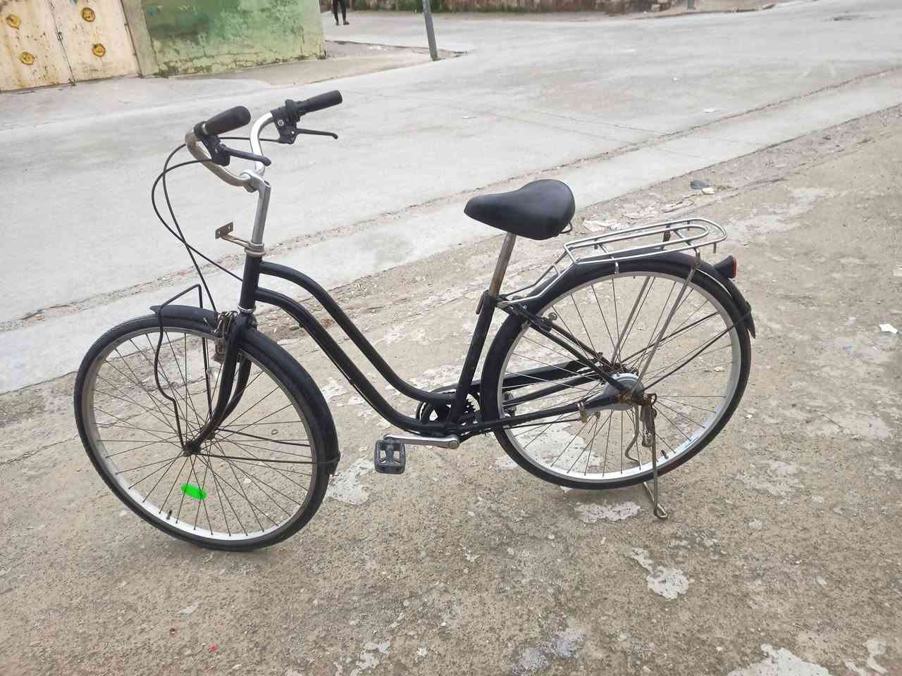 سلام عليكم اخوان بايسكل للبيع اي عيب مابي 
حجم 27 
سعر 80 بي مجال قليل


**إذا كنت صاحب هذا الإعلان وتريد حذفه لأي سبب، رجاءا أرسل رسالة إلى الدعم الفني**