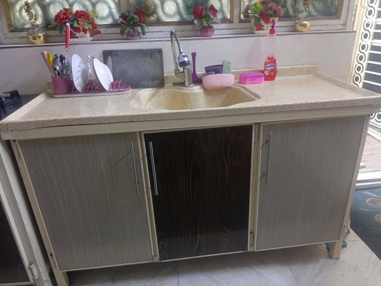 سلام عليكم كاونتر المنيوم ابو السلة نضيف مستخدم قليل مترين في مترين والسنك مرمر مترونص اسعر ٣٠٠الف قفل/***********
