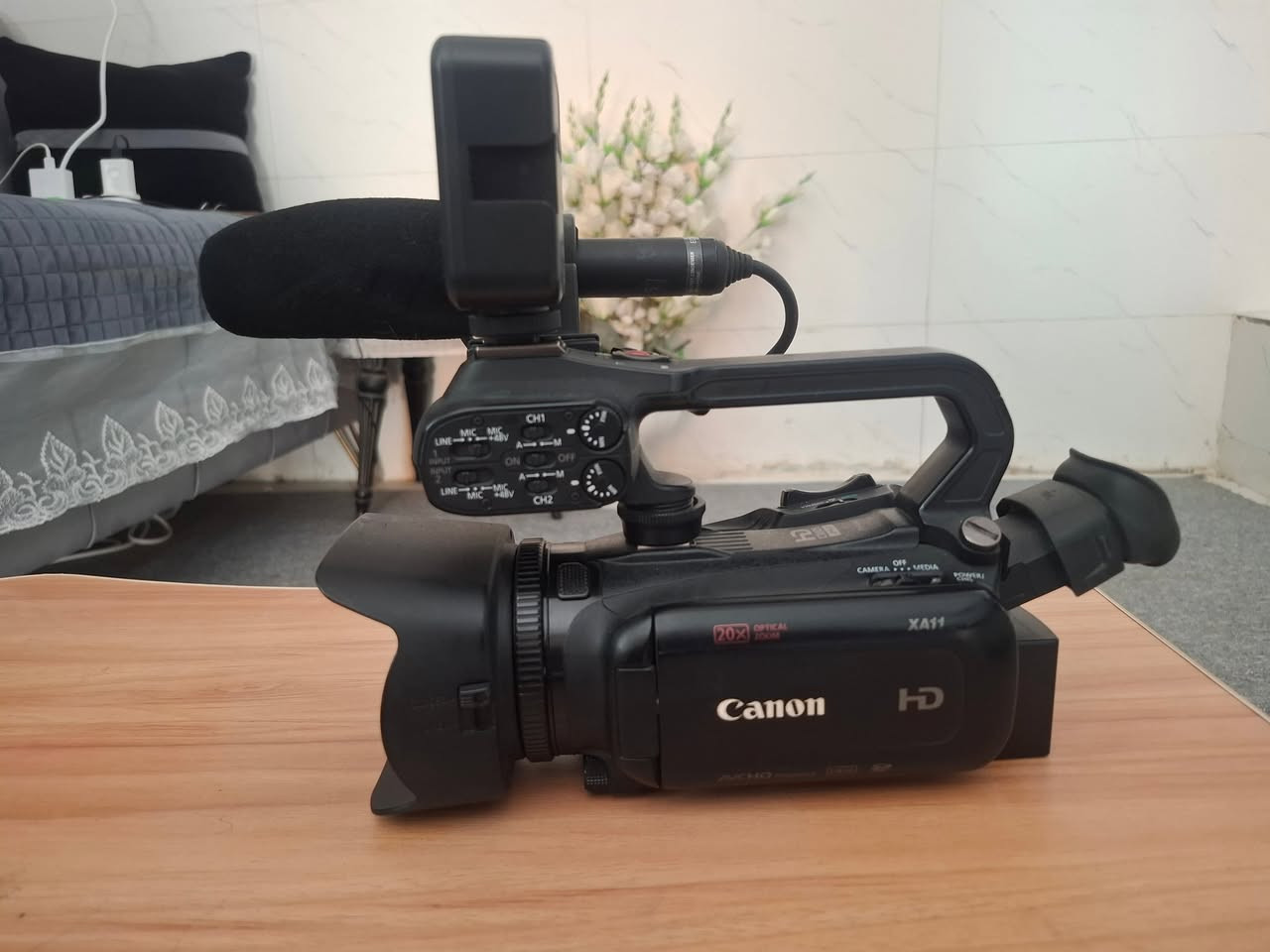 Canon XA11 وهي كاميرا فيديو احترافية صغيرة الحجم
كاميرا  Canon XA11 وهي كاميرا فيديو احترافية صغيرة الحجم مخصصة لتصوير الأخبار، التقارير، التغطيات، البرامج ، الفعاليات .

🎥 المواصفات الأساسية

🔹 المستشعر

مستشعر 1/2.84-inch HD CMOS Pro

أداء ممتاز في الإضاءة الضعيفة.

🔹 العدسة

عدسة Canon 20x Optical Zoom

فتحة عدسة: f/1.8 – f/2.8

زوم بصري قوي ومناسب للفعاليات والبث.

🔹 التسجيل (Video Recording)

تدعم تسجيل Full HD 1080p بدقة:

60p / 30p / 24p

صيغ التسجيل:

AVCHD

MP4

معدل البت (Bitrate):

يصل إلى 35 Mbps في MP4

ويصل إلى 28 Mbps في AVCHD

🔹 الشاشة

شاشة لمس 3.0 inch قابلة للدوران.

🔹 المداخل والمخارج

مدخلين صوت XLR احترافيين (موجودين في وحدة المقبض).

مخرج HDMI.

منفذ Mini USB.

منفذ سماعات Headphones.

منفذ ميكروفون 3.5mm.

🔹 التثبيت البصري

Optical Image Stabilization ممتاز مع 3 أنماط تثبيت.

🔹 تخزين

منفذين لبطاقات SD:

تسجيل متتالٍ Relay

أو تسجيل مزدوج Backup

🔹 البطارية

تعمل ببطارية Canon BP-820 أو BP-828.

🧰 الاستخدامات الشائعة لكاميرا Canon XA11

هذه الكاميرا تعد إحدى أشهر كاميرات العمل الميداني لأنها:

✔ مثالية للأخبار والتقارير التلفزيونية

خفيفة، قوية، وسهلة الحمل.

✔ تصوير الفعاليات والمؤتمرات

بسبب الزوم القوي وصوت XLR.

✔ إنتاج المحتوى واليوتيوب

لمن يريد جودة عالية وصوت احترافي.

✔ الوثائقيات الخفيفة

تتميز بمرونة وسهولة تحكم.

✔ التصوير في الإضاءة الضعيفة

مستشعرها ممتاز مقارنة بغيرها في نفس الفئة.

✔ البث المباشر (عبر HDMI)

يمكن ربطها بكروت الالتقاط مثل Elgato أو Blackmagic.

🎯 مميزات تجعلها مرغوبة

حجم صغير + نتائج احترافية.

صوت XLR احترافي.

زوم بصري 20x ممتاز.

جودة صورة Canon الشهيرة.

متينة ومناسبة للعمل اليومي.

---

السعر ٧٠٠ ألف ( سبعمائة ألف دينار ) مع مجال بسيط  للإتصال على الوتساب *********** أو الرقم ***********

كربلاء المقدسة / شارع أبو طالب .
