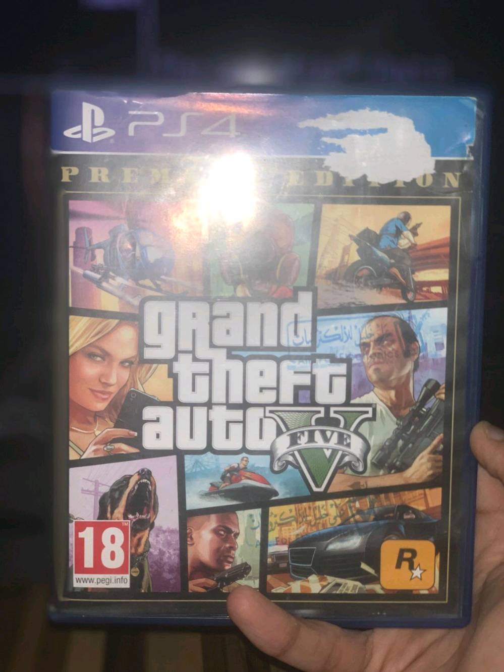 السلام عليكم بلاي 4 فات قابل للتهكير 
نظيف ملحقاته موجوده
السعر 170 وبي مجال
مكاني بغداد
هذا رقمي بي واتساب ***********
