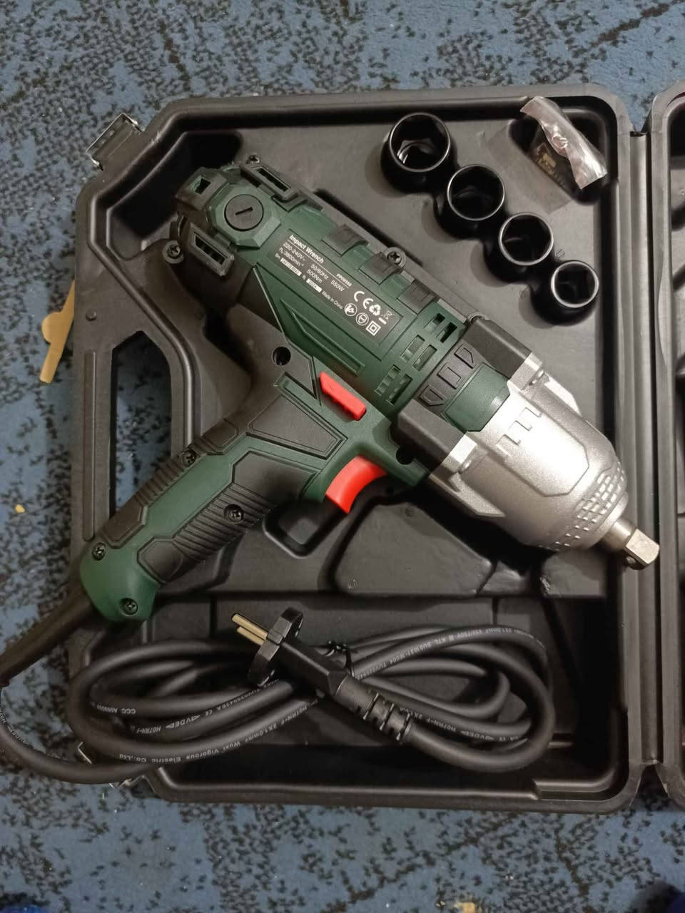 وحش العزم وصل.. إمباكت "بوزن برو" PPIW550 الجبّار! 🛠️💥
​لأهل  الورش، وأصحاب السيارات، والفيترية والصيانة  وعشاق العدة الأصلية.. إذا تدور جهاز "كراف" يبيض الوجه وما يوكف بنص الشغل، هذا المنشور الك.
​✅ أداء ثابت وعزم حقيقي: الجهاز يشتغل بكهرباء مباشرة، يعني ينطيك عزم 500 نيوتن متر صافية ومستقرة، مو مثل دريل الشحن اللي يضعف عزمة كلما نزل شحن الباتري.
​✅ قلب نحاس 100%: الملف الداخلي سيم نحاس صافي، يتحمل حرارة عالية وشغل متواصل بدون ما يحمى أو يتعب الماطور.
​✅ سرعة ودقة بالعمل: سرعة الدوران توصل لـ 3800 دورة بالدقيقة، يعني يطك أصعب برغي "ويل" ناشف أو مصدّي بثواني معدودة.
​✅ لقم احترافية (Cr-V): يجي وياه 4 لقم قياس (17-19-21-22) مصنوعة من مادة Chrome Vanadium المقاومة للصدمات والكسر، مو لقم عادية تستهلك بسرعة.
​✅ نظام التبديل السريع: يحتوي على عتلة تحكم (يمين/يسار) فوق الزناد مباشرة، تخليك تحول من الفتح للشد بضغطة إصبع وحدة وبدون ما توكف شغلك.
​✅ صيانة بلمسة يد: تصميم الجهاز يسمح بتبديل الفحمات (Carbon Brushes) من الخارج وبسهولة، يعني الجهاز يعيش وياك عمر وصيانته بسيطة جداً.
​✅ ليش يتفوق على دريل الشحن؟ 🔋🚫
​لا توقفات: اشتغل 24 ساعة بدون ما تنتظر شحن باتري.
​أطول عمراً: لا تخاف من موت خلايا الباتري بعد سنة أو سنتين؛ هذا الجهاز "عمر ونفاذ".
​أقوى بالفعل: الكهرباء المباشرة تنطي قوة صدمة (Impact) منتظمة تحمي سن البرغي وتفتحه أسرع
.​✅ نظام فحمات خارجية: مصمم للكد والشغل الثقيل، تبديل الفحمات سهل وبنفسك، وهذا يضمن لك شغل مستمر وما يوكف.
​💡 ليش نظام الفحمات أحسن من البرشلس (Brushless)؟
​الاعتمادية: البرشلس كارت إلكتروني حساس يحترك بتذبذب الكهرباء، بينما الفحمات "ماطور خشن" يتحمل وما يتأثر.
​سهولة الصيانة: البرشلس تصليحه معقد، بس هذا مجرد تبدل فحماته يرجع جديد.
​قوة الفتح: الماطور الكلاسيكي ينطيك "نترة" أقوى للبراغي الناشفة والمصداية.

​✅  سعره جداً مناسب مقارنة بدريلات الشحن الأصلية اللي تعبر الـ 200 ألف، وبنفس القوة والأداء.
​✅ المحتويات: الجهاز + 4 لقم احترافية + جنطة خزن بلاستيك مقوى (Heavy Duty) للحماية.
​💰 السعر: 75 ألف دينار فقط.
🚚 توصيل مجاني لكافة محافظات العراق. بغداد, العراق


**إذا كنت صاحب هذا الإعلان وتريد حذفه لأي سبب، رجاءا أرسل رسالة إلى الدعم الفني**