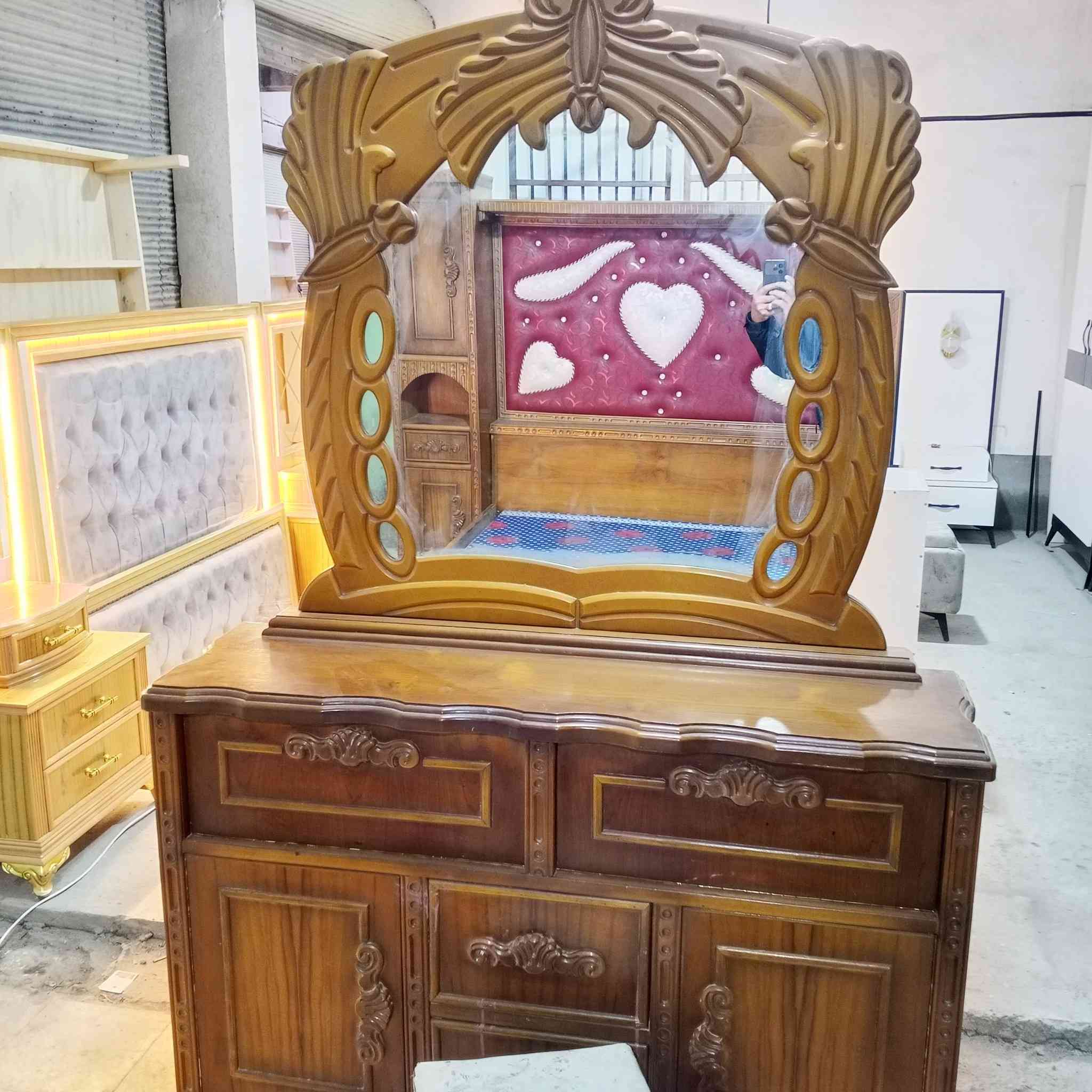 غرفة نوم مستعمل نضيف جداً وشغل ثقيل جداً السعر 775الف فقط العنوان حسنكوي مقابيل اعدادية تلعفر نجارة الأمين للاستفسار ***********
