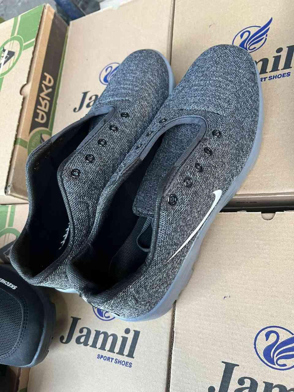 سلام عليكم اخوان. توفر. احذيه. تنزيلات. تصفيه. باقي. 3كراتين وحده سكجر وثنين قيطان. سعر القطعه3ونص. تبيع ب5 و6. بيه خير من الله. الي يريد يتفضل (***********)
