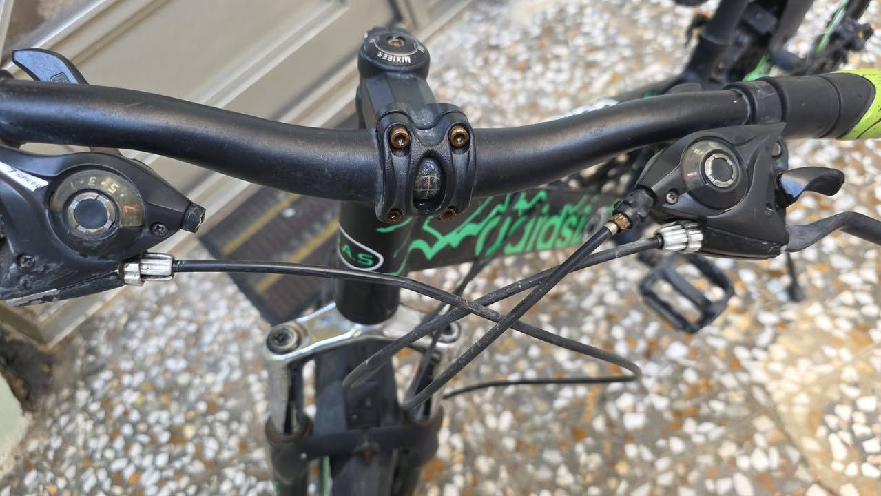 بايسكل جبلي لون اسود مدمج بأخضر فسفوري لون مميز الحجم 24
يحتاج عيار + تبديل كيبل الكير الأمامي السعر 70 وبيه مجال للطيبين مكاني الاعظمية الي يريده يتفضل خاص


**إذا كنت صاحب هذا الإعلان وتريد حذفه لأي سبب، رجاءا أرسل رسالة إلى الدعم الفني**