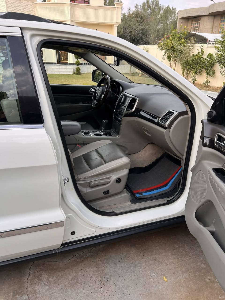 سلام عليكم جيب 2012خليجي فول مواصفات رقم بغداد دولي باسمي كفالة عامة بدون صبغ بدون تبديل بدون بارد ماشية 200الف حقيقي مال جناي 
السعر 185 مجال بسيط جدا 
عنواني صلاح الدين قضاء الضلوعية ***********
سيارة على البلاد مكينة كير كلها مكفولة
