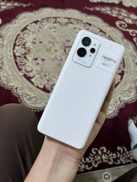 للبيع ريلمي جي تي ٢ برو.    ملحقات كامله نضافه ٩٠/١٠٠ شاحنه ٦٠ واط ذاك...