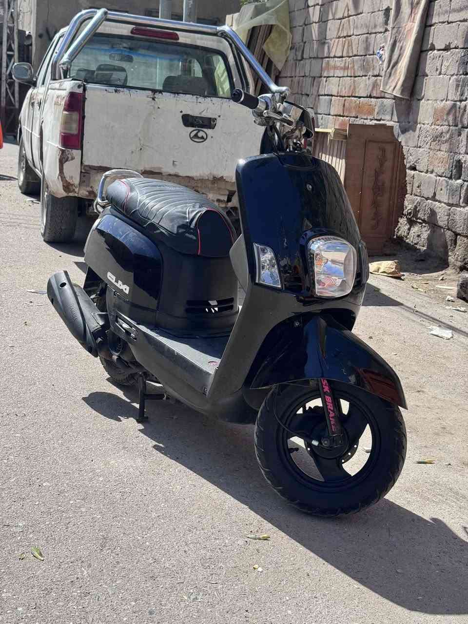 اسلام عليكم 
مامس بوليس الدراجه خرسه شلعتها حلوه معدلها 110  كلها شغالا عداد سرعه وكيج بانزين   كلوب كالي ناصي    الدراجه كلها بلديه سواداتها لا مصبوغه ولا تجاويه سواداتها بلاد ومختمات مو تجاري   الدراجه حلوه وما ناقصها شي بس باتريها قديف فه ما يدير السلف ثكيل    السلف شغال وبلادي  بس باتريها ضعيف ما يديره  سعرها 650 وبيها مجال  مكاني بصره كرمت علي الطيف رقمي ***********واتساب  متواجد
