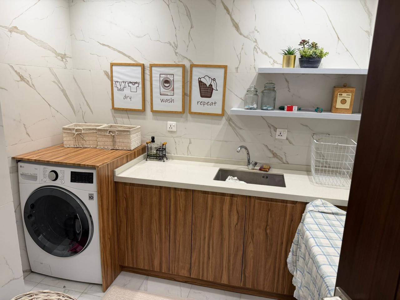 للبيع دار حديث زيونه محله 716
المساحة 240 متر 
واجهه 8 متر 
النزال 30 متر 
فول درجة اولى بناء من الكوالتي الممتاز 
يحتوي ع 5 غرف نوم سويتات 
للاستفسار :*********** 
بلال الزبيدي للعقار
