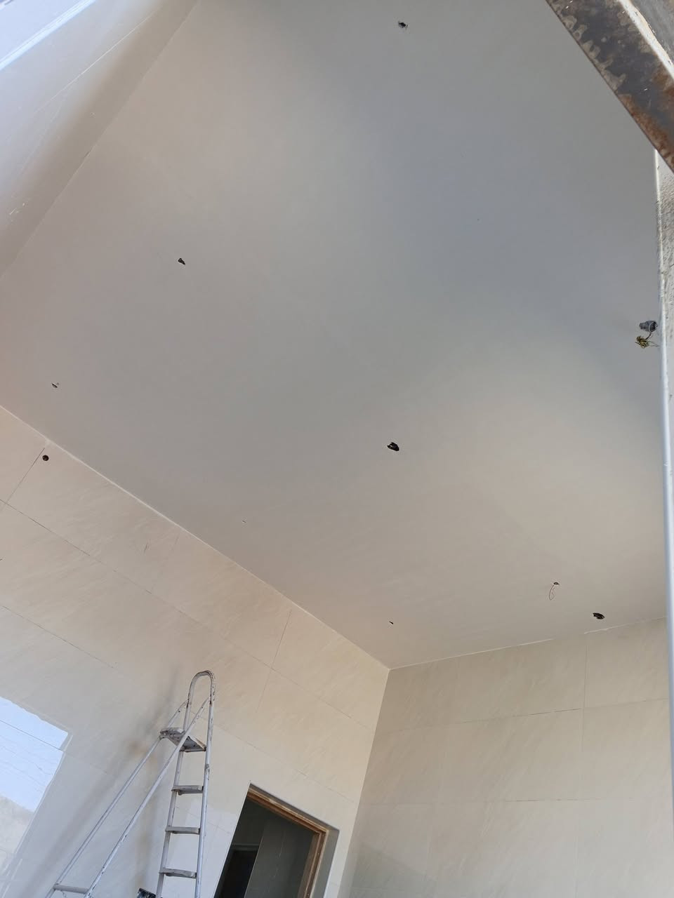 لبخ بياض
معجون صبغ
فوم ديكورات نثر 
البصره شط العرب عمل درجه اوله
***********
