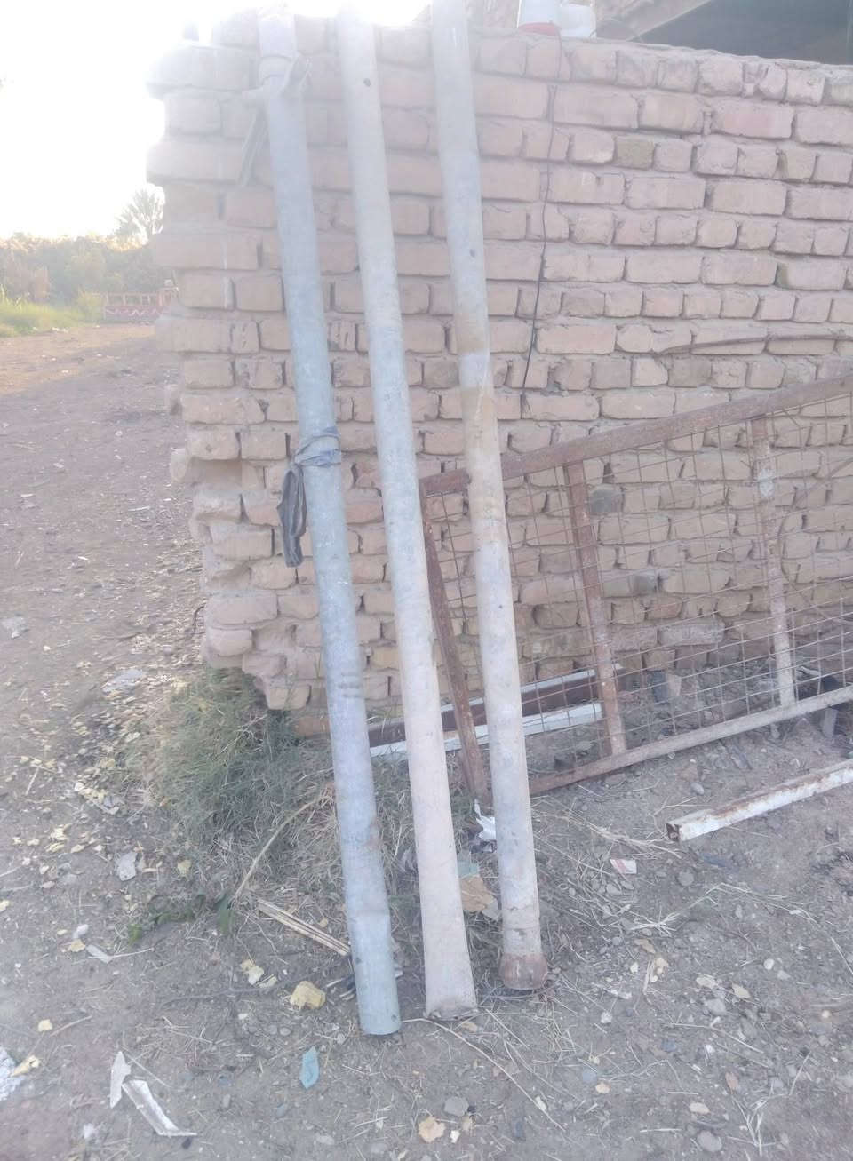 سلام عليكم  
بواري أطول من مترتين له مترتين ونص 
***********
