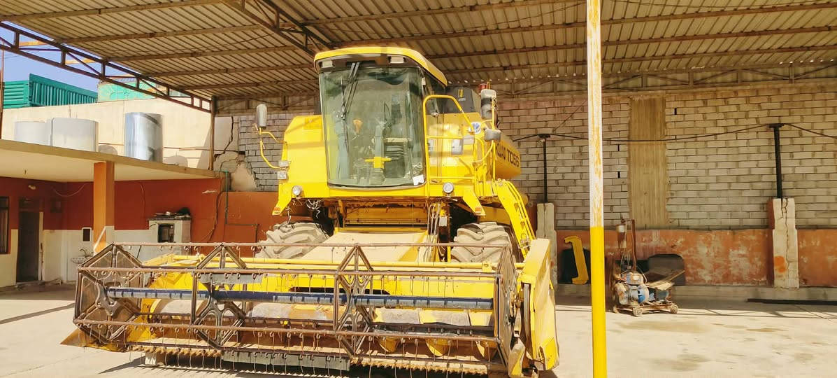 السلام عليكم حاصدة للبيع نيهولند هايدرو موديل 2000 خمسه بلم طبله 15فوت محرك شرط المكان الموصل تواصل على الارقام ***********
*********** السعر 60 مليون بيها مجال
