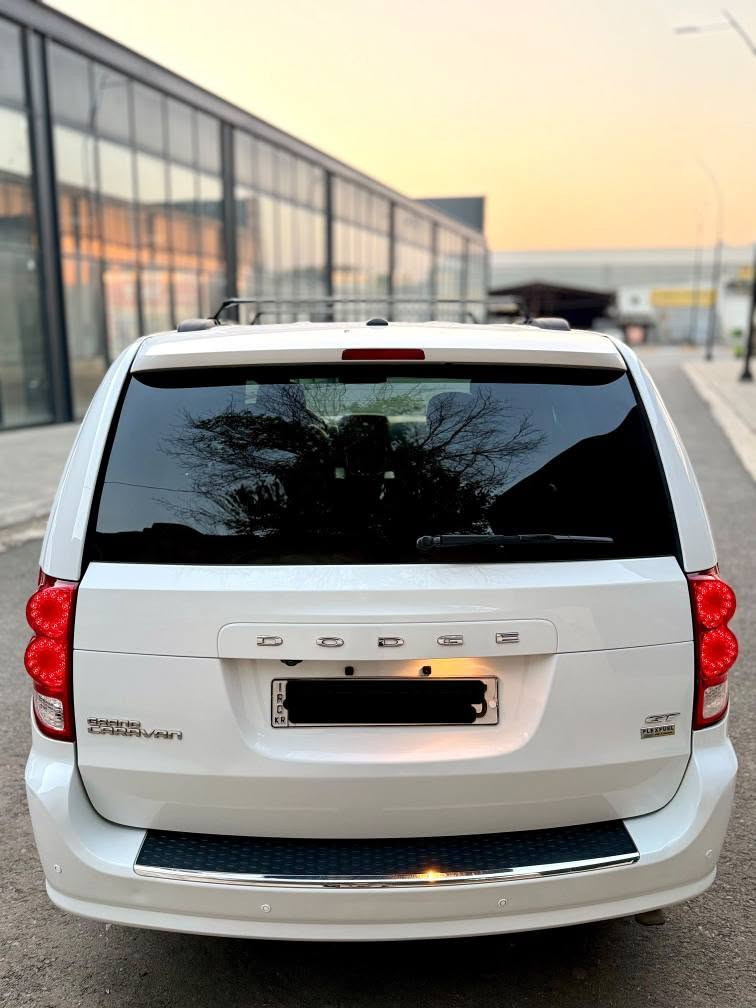 للبيع: دوج كارافان GT 2019 (فول مواصفات)
 الموديل: 2019
 اللون: أبيض
 المسافة المقطوعة: 120 ألف كيلومتر
 المحرك: 3.6 لتر 6 سلندر (Pentastar) - قوي وجاهز
أبرز مواصفات فئة GT:
 كراسي جلد كهرباء + تدفئة بالكراسي والمقود (الستيرن)
 أبواب الجوانب والجنطة (الصندوق) كلها كهربائية تفتح بالريموت
 شاشة كبيرة وكاميرا خلفية + نظام صوتي بريميوم أصلي
 تشغيل عن بعد
 خاصية (Stow 'n Go) المقاعد الوسطية والخلفية تختفي بالكامل في الأرضية
حالة السيارة:
 السيارة مكفولة من الصبغ (بيها تعديل بارد شبر واحد فقط).
 محرك، كير، تبريد، وصدر بشرط الفحص (جاهزة من كلشي).
 السنوية والهزة جديدة.
السعر: 210 ورقة (21,000$) وبيها مجال بسيط.
رقم الهاتف: ( *********** )( *********** ) السليمانية, العراق
