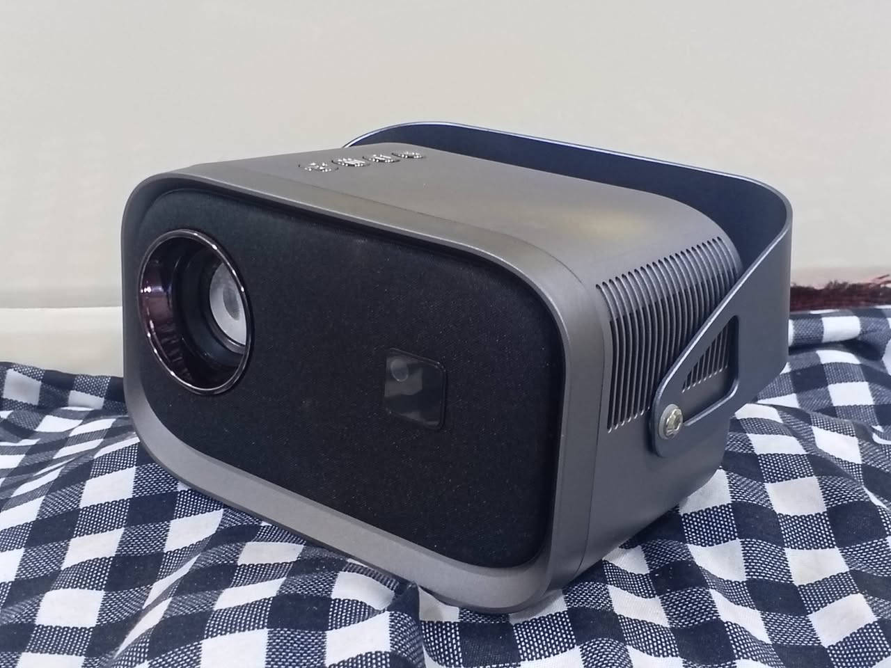 Projector.
نظيف وجديد مستخدم قليل .
فول مواصفات : 
دقة دمعة .
بلوتوث .
كيبل HD و AV و Power .
كنترول بلوتوث بدون تگطيع .
سماعات من نفس الجهاز .
مروحية تبريد .
وبي مدخل سماعات سلكية مال موبايل .
بالكارتون مع جميع الملحقات.
السعر 85 الف . 
الايسر حي الشيماء .

رجاءً الموشراي لا يدخل خاص .


**إذا كنت صاحب هذا الإعلان وتريد حذفه لأي سبب، رجاءا أرسل رسالة إلى الدعم الفني**