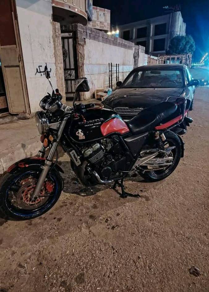السلام عليكم هونده CB400 جيل اول 16 ولف موديل 1995 محرك مبدل بي كام شفت فقط  والباقي وكاله  كهربائيات كله شغاله ودراجه بيه اوراق مكمركه السعر 1700 وبيه مجال