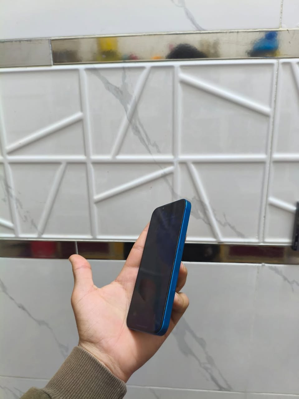 أيفون 13
بطارية 88 
ذاكرة 128 
بلادي ممفتوح 
فقط هذا الفطر البسيط الي بالظهر وممبين ولا مأثر 
سعر 390 او مراوي وانطي فرق 
***********
