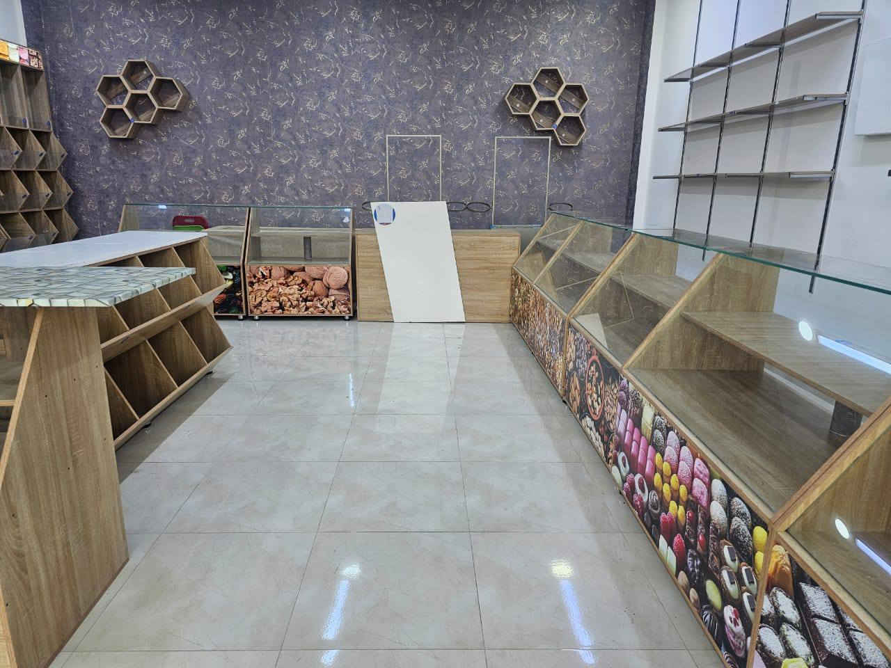 سلام عليكم عندي عوارض مال محل حلويات و كرزات للبيع جديد سعره مليونين و نص و بي مجال و هذا رقمي 
***********
