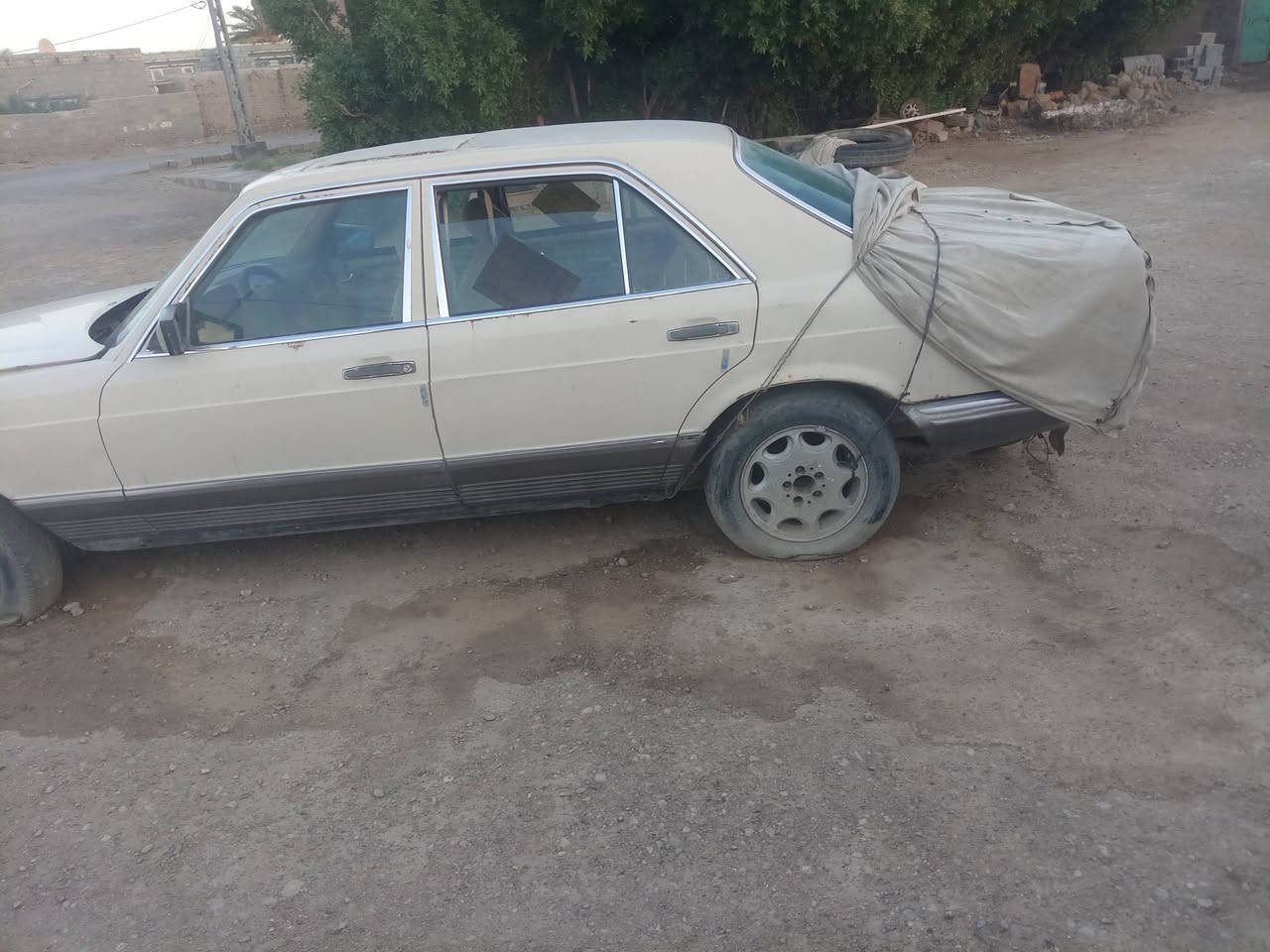 السلام عليكم مرسيدس للبيع موديل 83 مكينه بطه 3000 كيرما يشتغل السياره حائز ثالث هذا  *********** السعر 15 وبيها مجال ابيع كوم حديد
