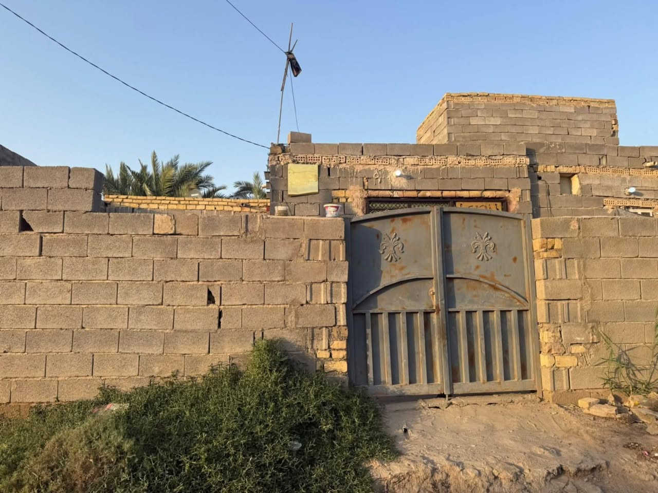دار للبيع طابو زراعي سند 25 مساحه 135 شارع ساحه تشابيه يحتوي على غرفة وصاله ومطبخ وستغبال لاستفسار ***********

