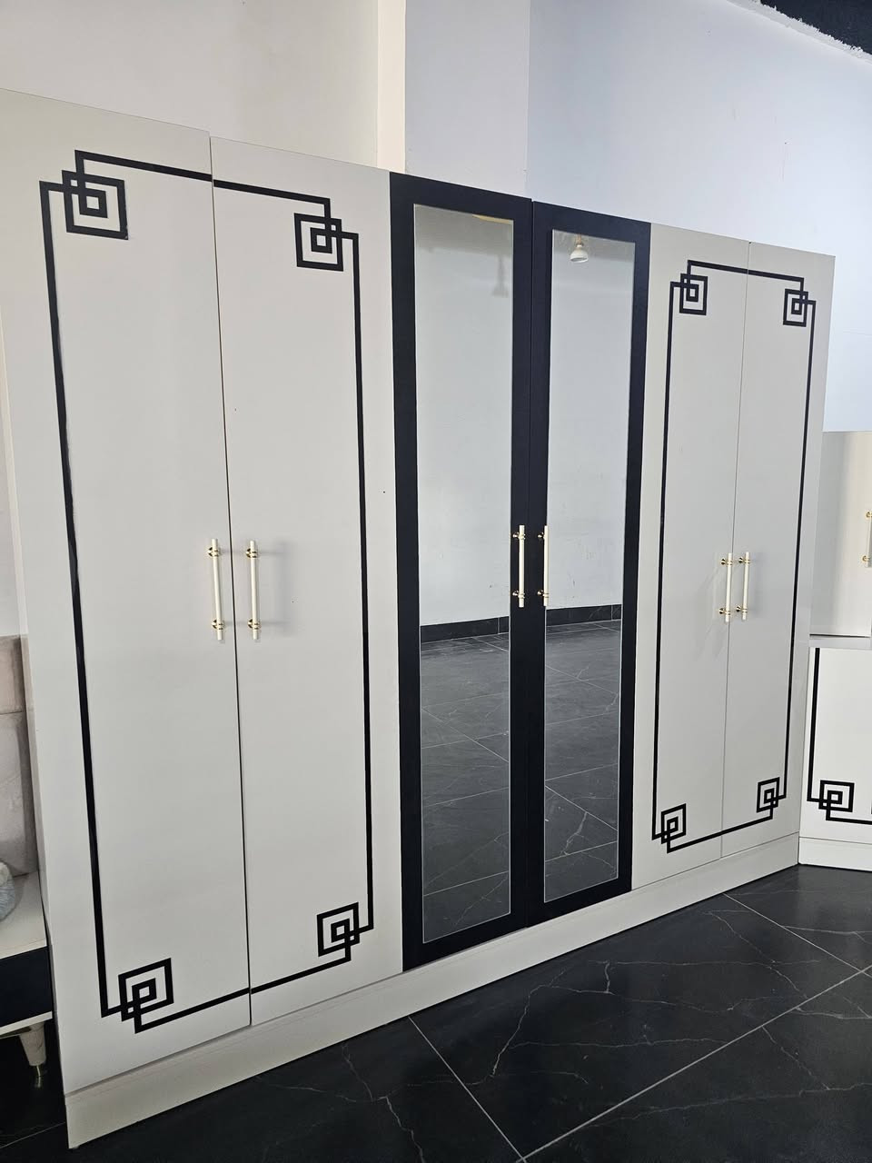 غرفه نوم جديده قليل مستخدم سعر 590 الف شراي يخابر رقم مكان كركوك ***********
