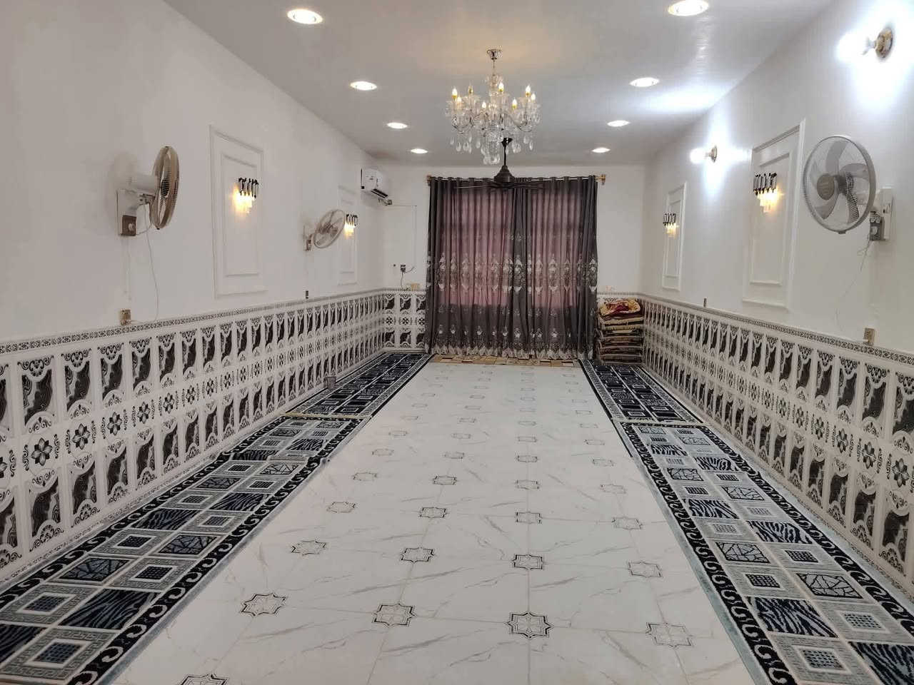 🌹👇اقره تفاصيل👇👇🌹
سعر مناسب جدا جدا جدا
دار للبيع المساحه 1000متر البناء 350متر  واجه 17نزال60 قريبه على شارع العام  تصلح دار سكن او حسينيه وتبليط لباب البيت كافة الخدمات متوفره كهرباء ماء مولد خط ذهبي مدارس سوق يتكون من
4غرف نوم سويت  4x6
صاله12x5
ومطبخ حار وبار 7x6
استقبال12x5
مجموعه صحيات داخليه
مجموعه صحيات خارجيه
مساحه خلف البيت
وحديقه اماميه وكراج بناء ممتاز درجه اولئ طابوك نهروان صب كونكريت مركزي الاساس والسقف اقرار محكمه مباشر المكان النجف الاشرف شارع كربلاء نجف عامود151
السعر110مع وبيه مجال
مشمول بطابو قرار320 مع اقرار وتنازل بل محكمه 
الاستفسار
*********** ابو سامي
***********سامي
***********محمد
👆❤️اقره تفاصيل كله♥️ 👆
