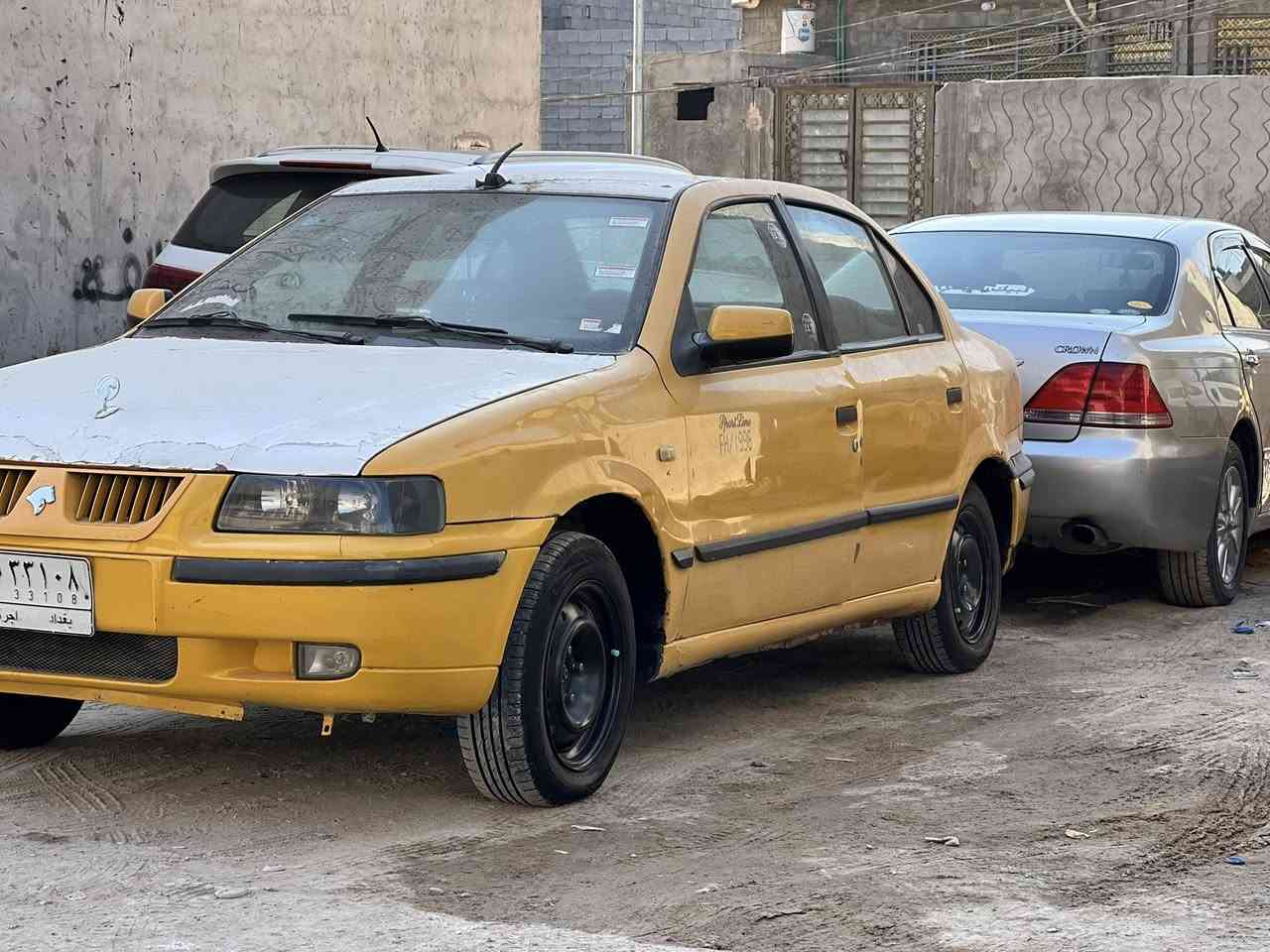 السلام عليكم اخوان سمند 2011 السياره مصفره هيئه تخم تاير كوري جديد منضومة زنون تبريد جديد باتري جديد الياخذها احوله رقم انكليزي واجددله سنويه مباشر  ونسويتها الحالية لل٢٧ السياره بيها ملاحظة بسيطه محرك كايم قبل يومين وعفتها ع وضعها … رايدها ب٢٧ ورقه 
السيارة نظيفة ورزنه وبالعافيه على الياخذها مكانها كربلاء 
الاتصال على الرقم ***********
