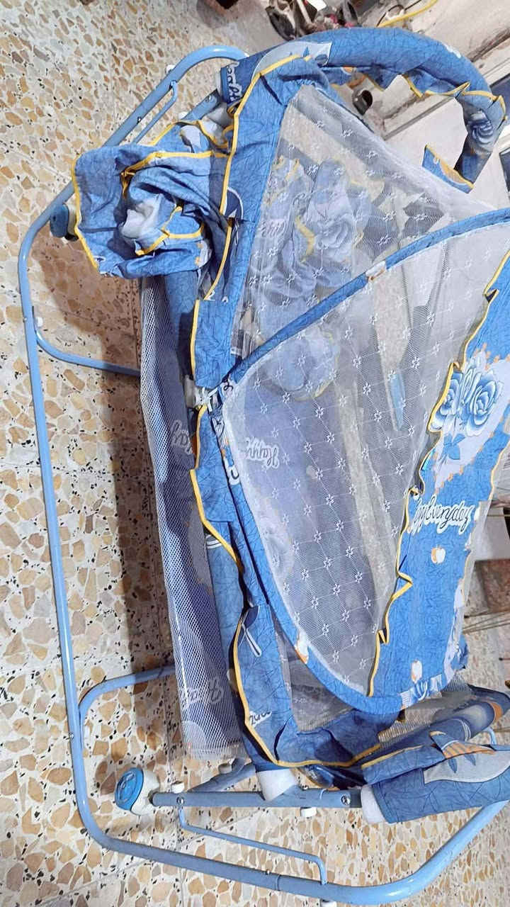 السلام عليكم عندي سرير قطعتين كاروك لحد عمر 6 اشهر وسرير كبير يتكبر ويصغر ويتعلى ويتنصه  لحد عمر 5
 سنوات  حديد قوي ونظيف كلش استعمال قليل سعر 40 وبي مجال ماعندي توصيل مكاني بشعب *********** بي واتساب
