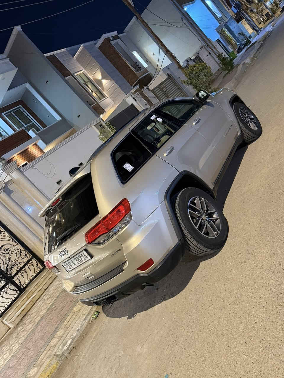 السلام عليكم جيب لاريدو للبيع معلايه مديل 2021مكينه 6سلندر بيها حادث بنيد وجاملغ رقم كربلاء بأسمي مكان السياره ذي قار السعر 185 
للاستفسار ***********
