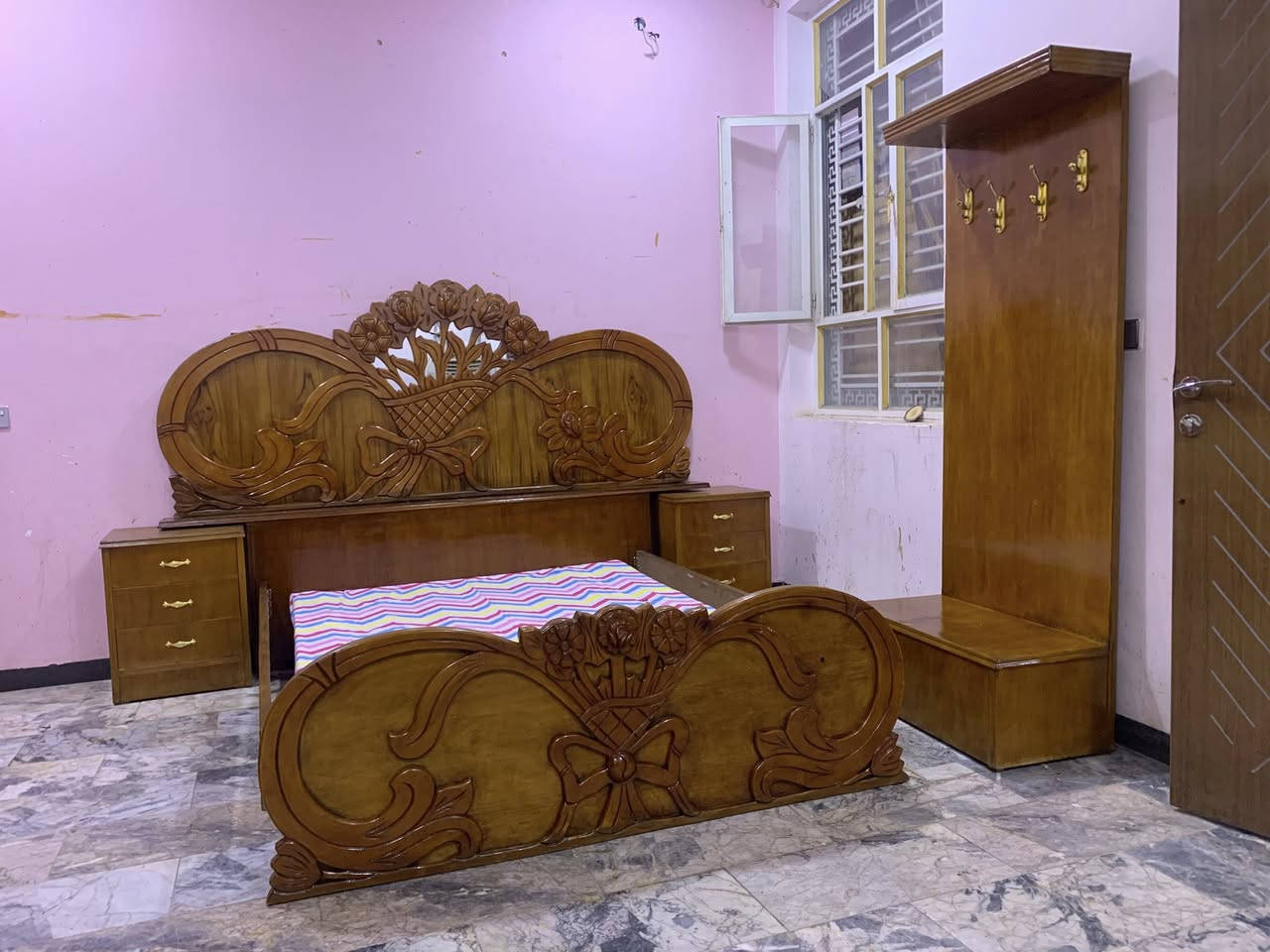 من رخصت مدير محترم الغرفه خمسه بيبان صاج داخل وخارج صاج نضيفه جدا اي ضرار مابيه تخت جربايه صاج بلوك سعر 400 رقم هاتف *********** بغداد مكلفه بالنشر اتصال فقط عل رقم هاتف
