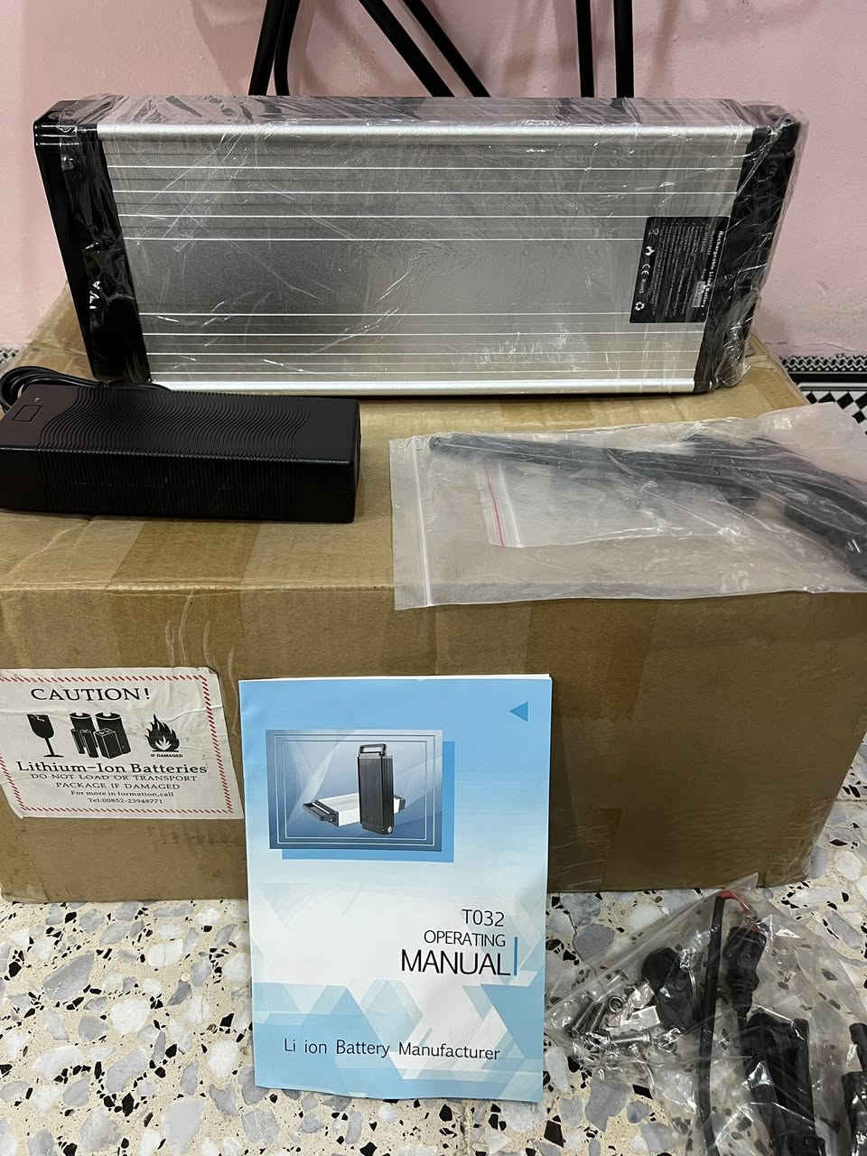 هذا المنتج عبارة عن مجموعة بطارية ليثيوم أيون للدراجات الكهربائية (E-bike) طراز T032، وتتضمن شاحناً وحاملاً خلفياً. 
النوع: بطارية ليثيوم أيون قابلة لإعادة الشحن.
الجهد الكهربي: 48 فولت.
السعة: تتراوح عادة بين 15 أمبير-ساعة إلى 18 أمبير-ساعة حسب الطراز الفرعي.
المكونات: تتضمن البطارية، الشاحن، الحامل الخلفي (Rack)، ودليل التشغيل.
نظام إدارة البطارية: تحتوي على نظام BMS بقدرة 30 أمبير لحماية البطارية.
متوفر قطعتين


**إذا كنت صاحب هذا الإعلان وتريد حذفه لأي سبب، رجاءا أرسل رسالة إلى الدعم الفني**