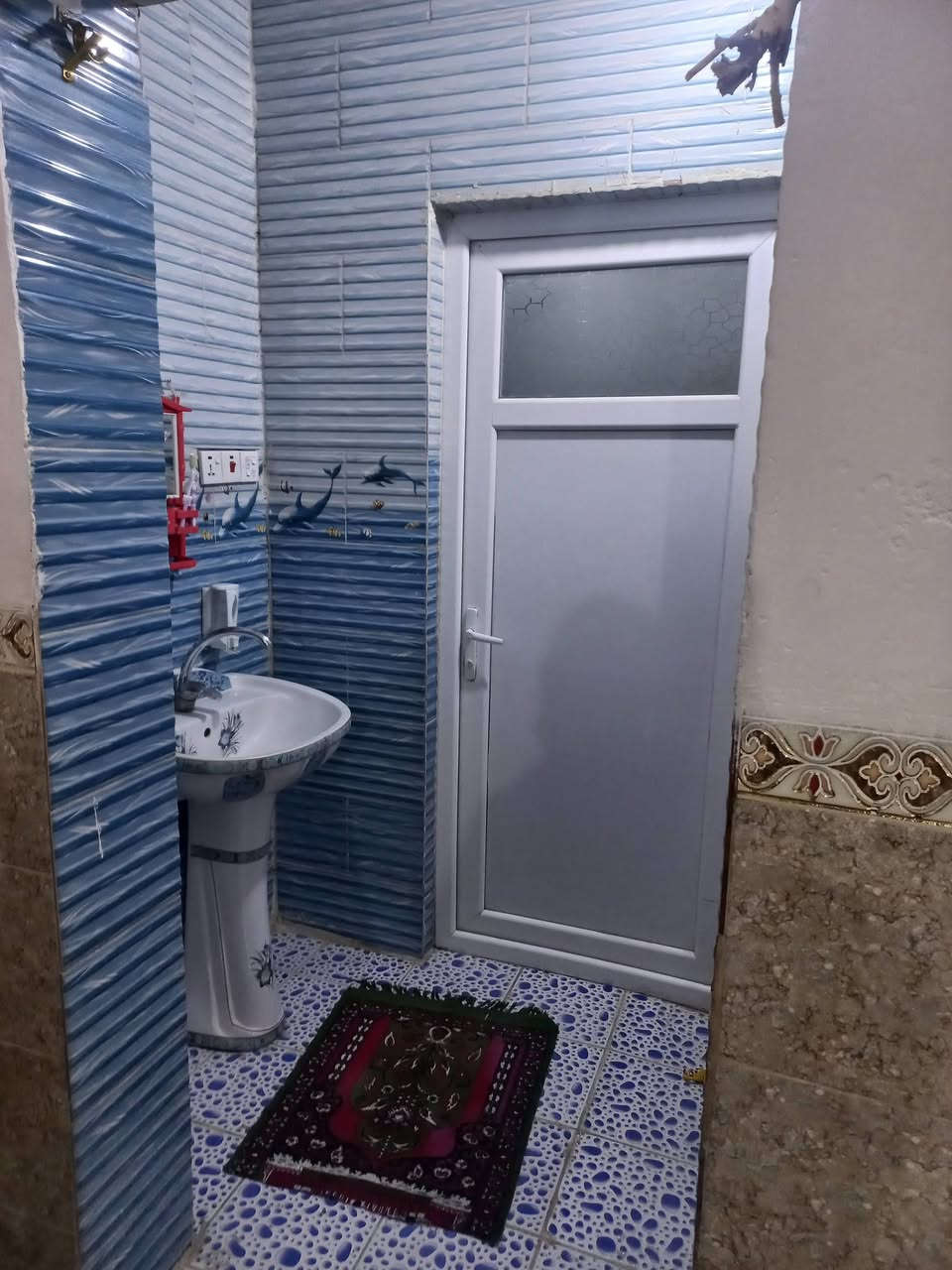 بيت طابقين ٥٠ متر  للبيع في حي العباس فرع الثالث صالة كبيرة ومطبخ وصحيات ٣ وغرف نوم ٢ وبيتونة كبيرةبناء درجة اولا السعر ٧٢  للاتصال***********
