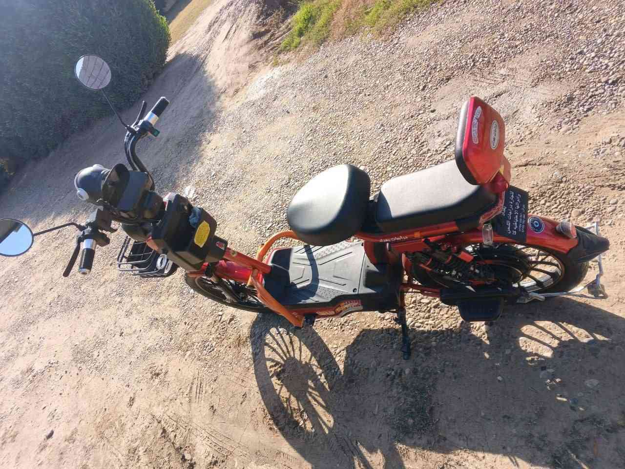 السلام عليكم عندي دراجه شحن موديل 2024 تكون 6بطاريات دراجه نظيفه حيل سرعتها حقيقيه 45 اتصال على هاذا الرقم *********** السعر 450بيها مجال
