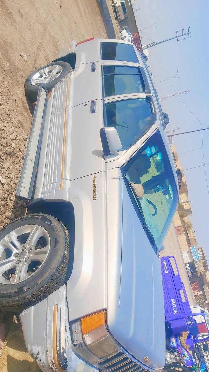 جيب شيروكي موديل ١٩٩٤ كير ومكينه بلاد لاتنقيص ولابخار حداديه 50 % رقم جديد  مكانه الديوانيه ***********
