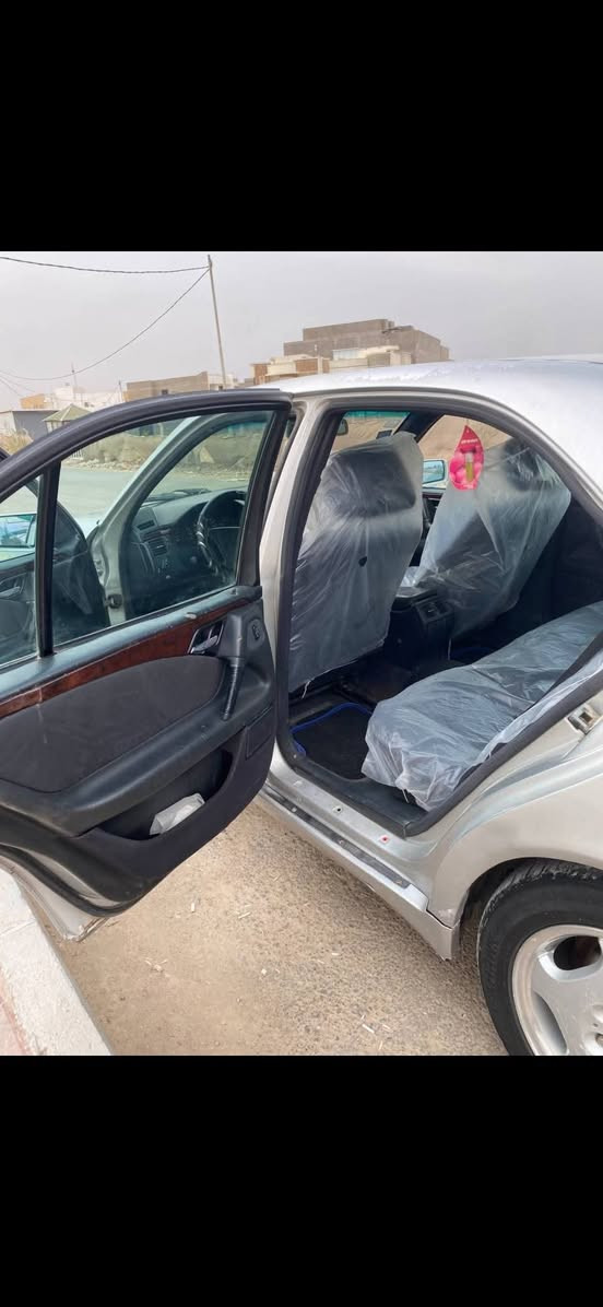 مارسيدس ام عيون موديل ٢٠٠٠
بيها صبغ حزام  
مكانها ديوانيه 
***********
