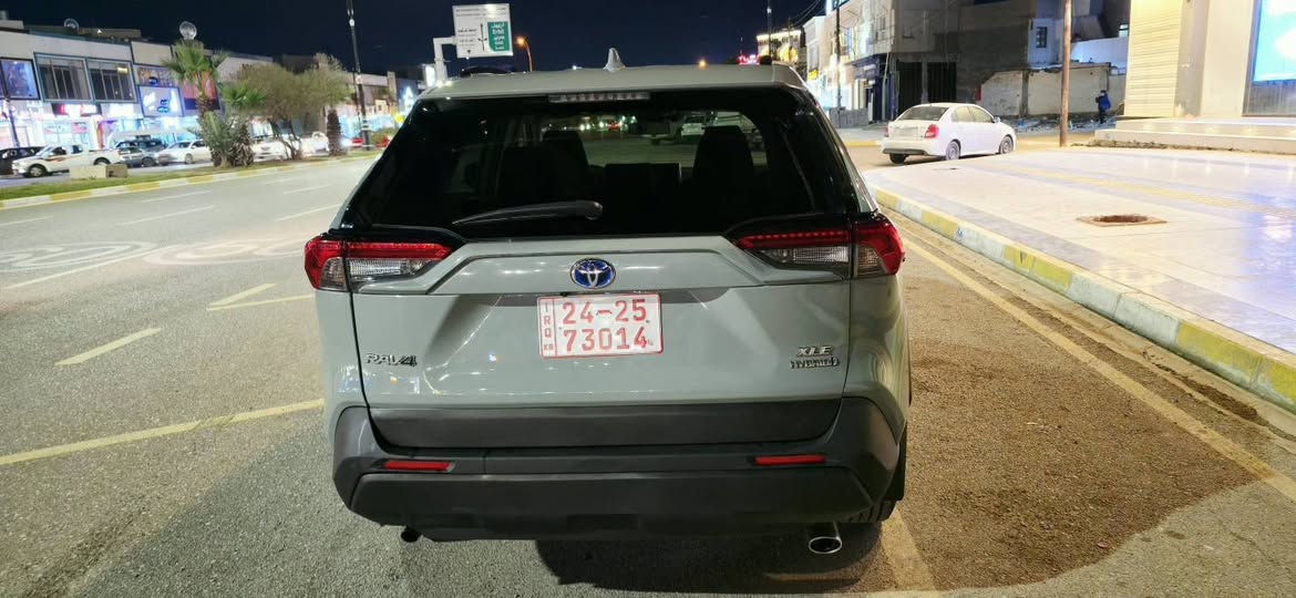 راف فور وارد امريكي موديل 2023 فئة xle هايبرد لون سمنتي 
حادثها موضح بالصور 
سيارة بدون صبغ بدون ايرباك ، شواصي سليمه ،فقط قبغ صندوك مبدل بلادي نفس لون 
 فتحة سقف سلايد روف
كشن كهرباء  
شاشه كبيره  
بصمة ابواب وبصمة تشغيل وجنطه كهرباء
تدفئه  بالكشنات
 هيتر استيرن
وباقي المواصفات.
ماشيه ٤٤ الف 

السيارة كاتي تترقم شمالي مكان السيارة كركوك للإستفسار مراسلة ع الخاص او الاتصال ع الرقم ***********
