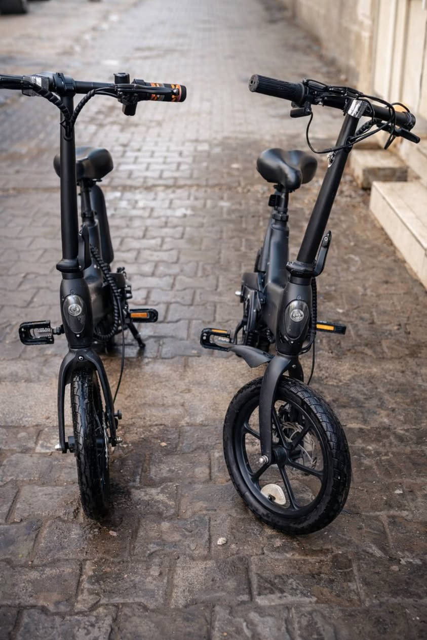 بايسكل شحن  ويصير عادي بايدر  .
السرعة تقريباً 25 كم/ساعة.
بطارية ليثيوم قوية تدوم فترة زينة.
الشاحن مرفق وياه.
💰 السعر:
الواحد بـ 400 الف دينار عراقي 
اثنين بـ 750 الف دينار عراقي 
للتواصل الاتصال برقم /***********
