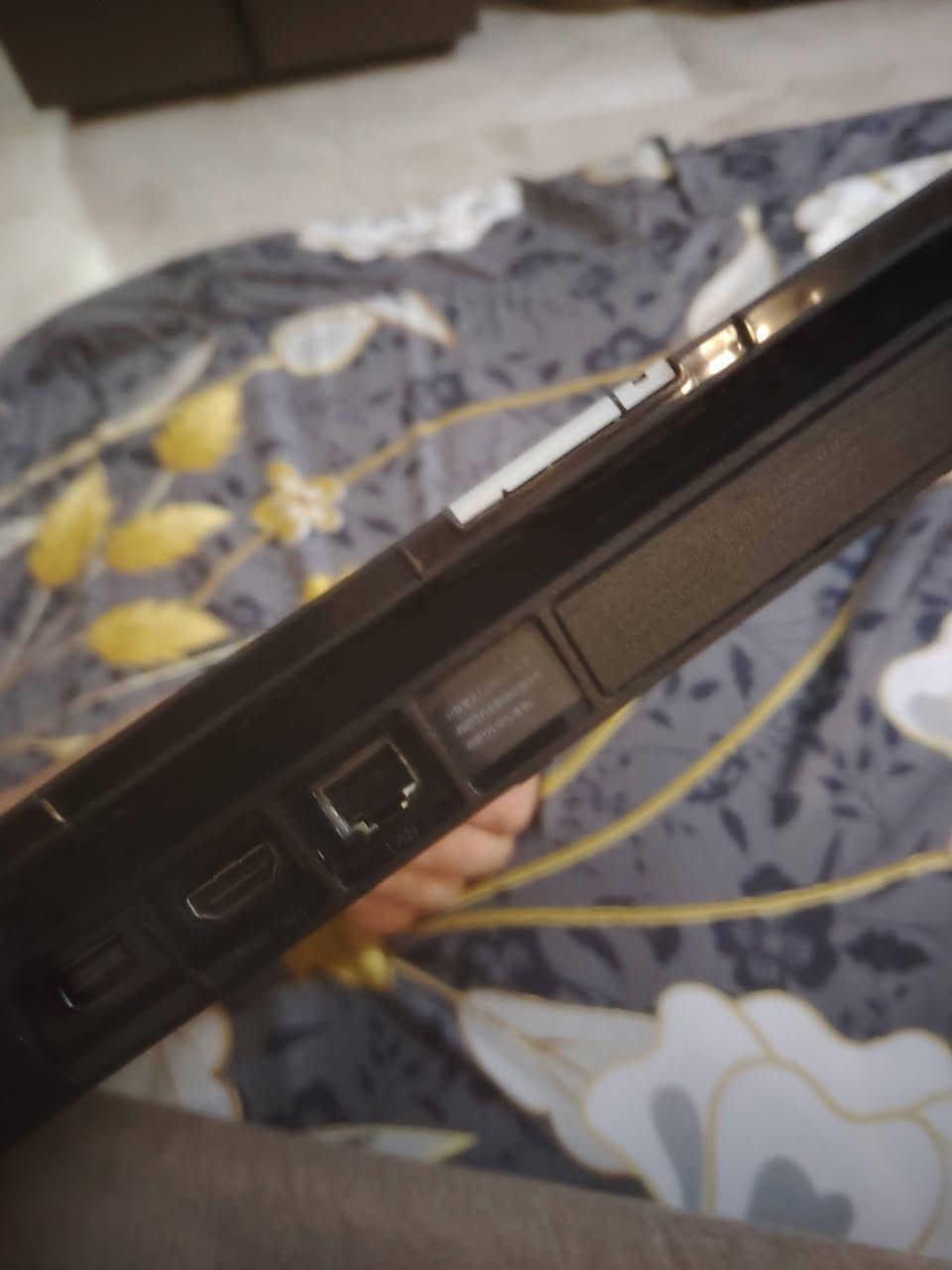 سلام عليكم بلي ستيشن 4 سلم اولاين ويا يدات ثنين اصليه مابيهن اي عطل وكيبلاته الصليه  لاداخل تصليح ولا برغي بي مصلح تجي وتاخده الي ابو بليات اذا كلك بي برغي مصلح تاخذه بلاش مكان حي الجهاد *********** واتساب فقط
