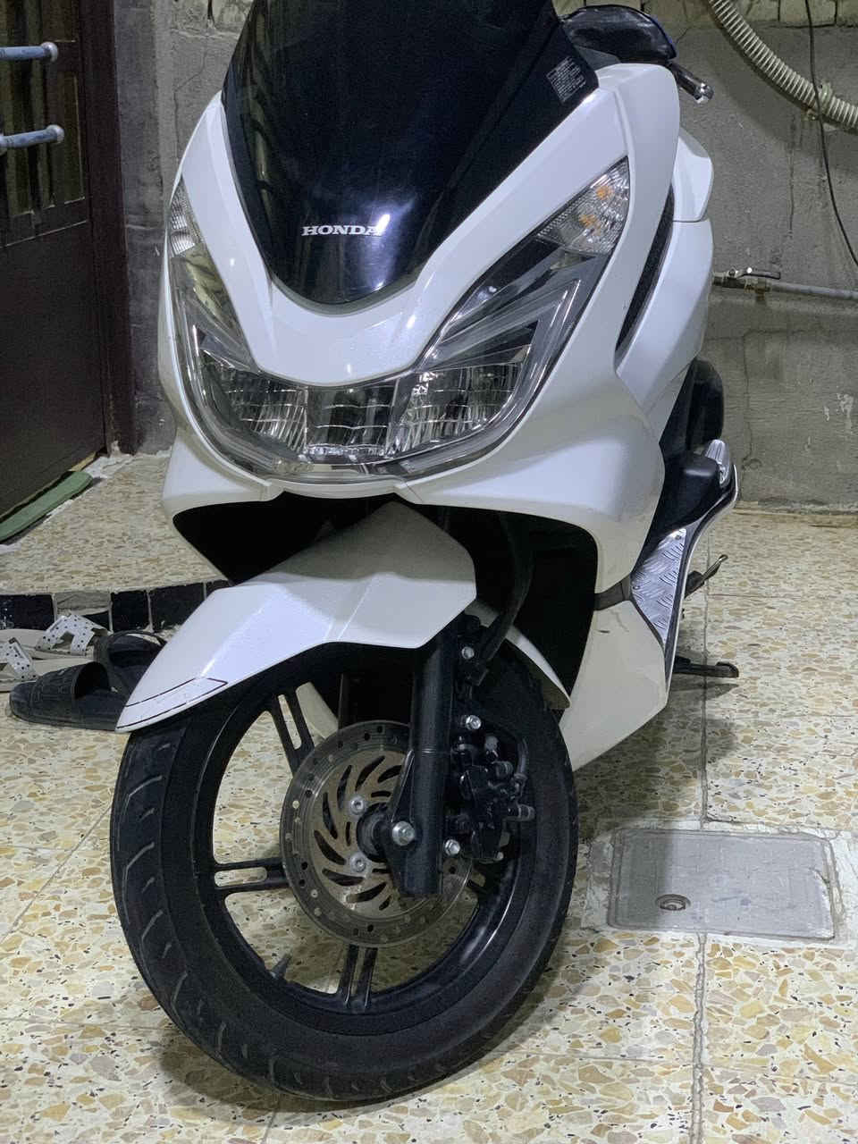 سلام عليكم جيل ثاني ياباني JF
دراجة جديده حيل صالها 3 اشهر نازله من رمبه لون ابيض شذري مكينه مكفوله برغي ما مفتوح بيها شلعه معدل تخبل كفرات بلادي ولا قطعه تجاري ماشيه 37 الف حتى تاير بعدهن بخطهن حساس ستان حساس زدحام جهاز نذار سرقة مري اصلي و تجوه بلاديه العده صباين مالتها ما بيها نقص جاهزه  بانزين محسن دهن مؤتل دراجة مال جناي أورقها كامله السعر 16 بيها مجال بسيط شراي يتصل *********** 
ملاحظه فقط بيها فطرين موضحات بل صور صغار ما مبينات للمصداقيه ذكرتهن
