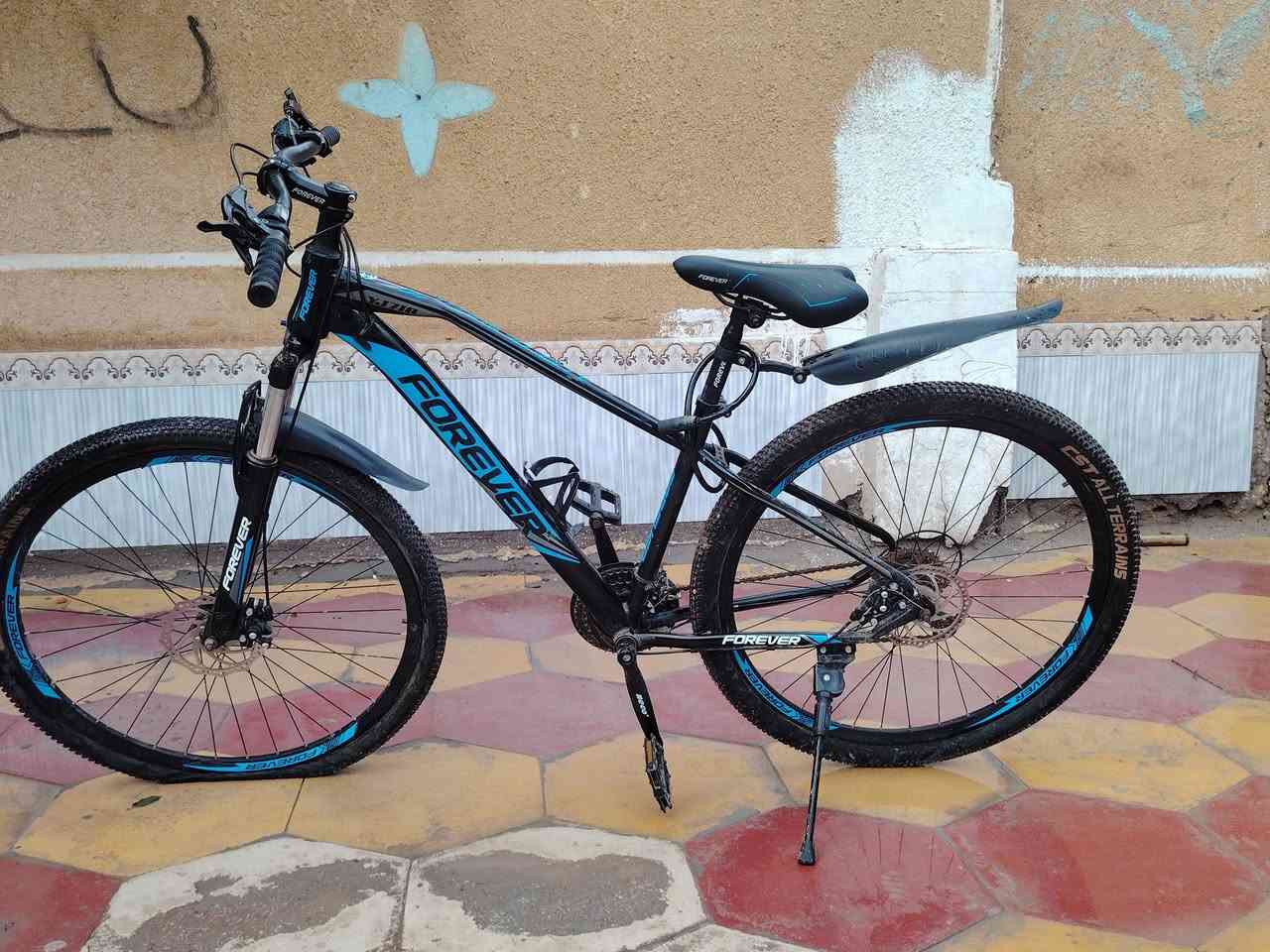 باسكل من ماركه فور ايفر يتحمل وزن 100 كيلو  قياس 27.5   نوعيه اصليه وجبلي   ستخدام قليل نزرف تاير الجدامي وتركته ابيعه عله وضعيته موديل 2023جديد مستخدم قليل جداً رقمي وتساب ***********
