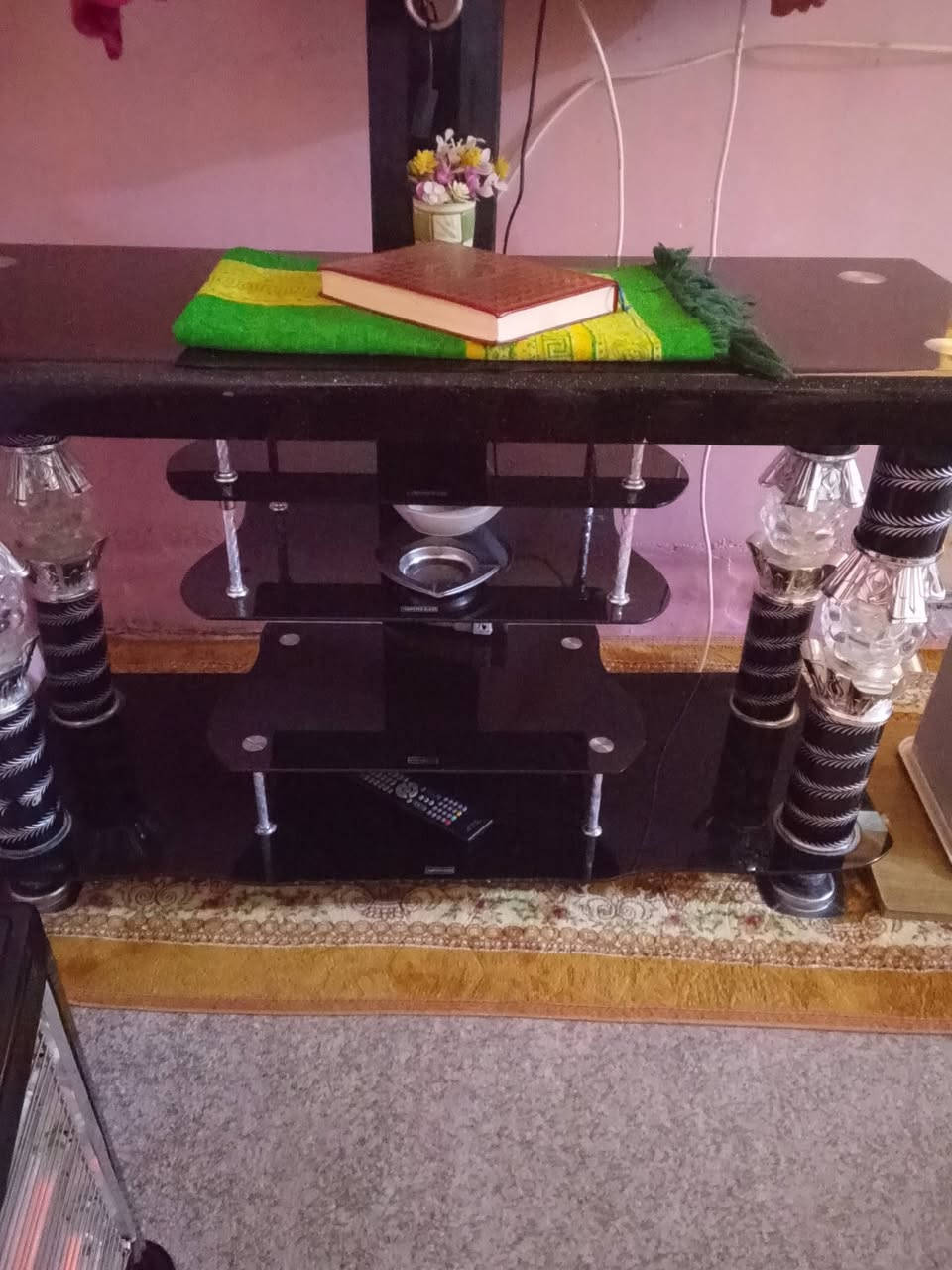 غراض بيت جديده ونضيفه وياهن تنور غاز ارضي وميز مبرده وزوالي و 12مخده كله جديد مثل ما موضح بصور ‏‪***********‬‏للستفسار اتصلوا على الرقم
