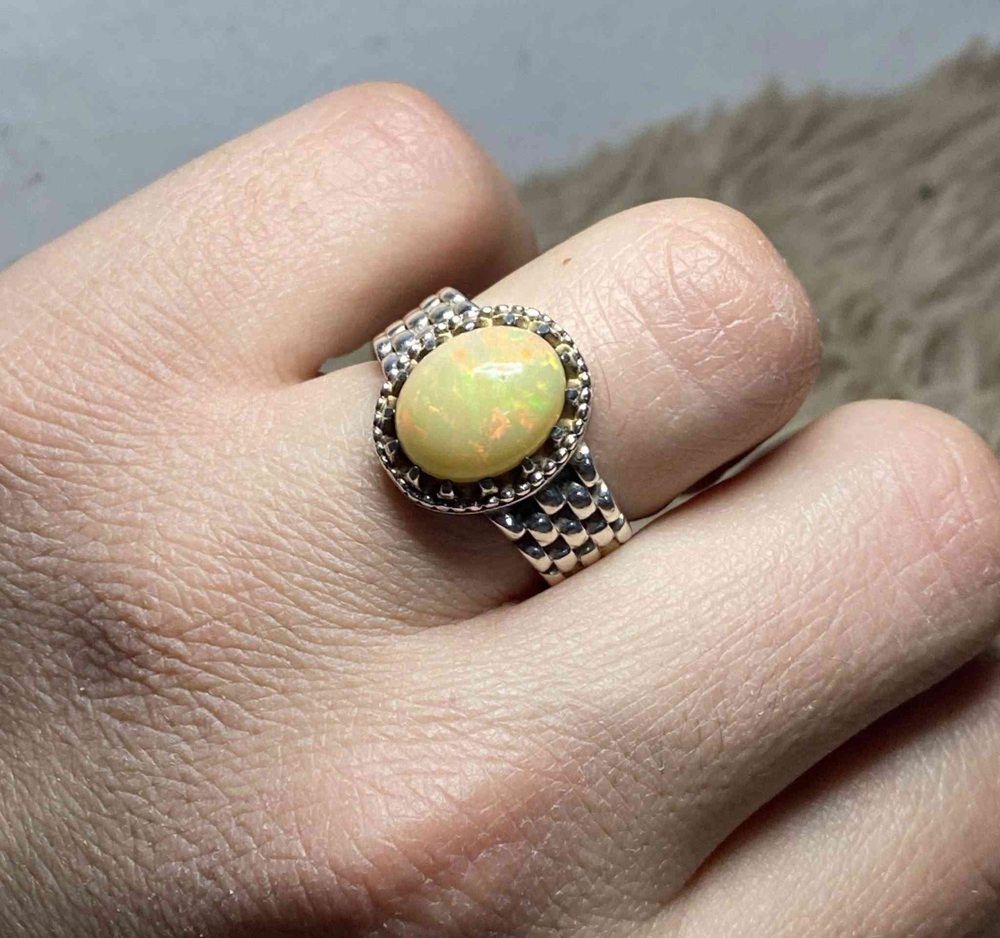 السلام عليكم خاتم اوبال ابيض اثيوبي طبيعي قياس الخاتم (23) للبيع فقط ***********
