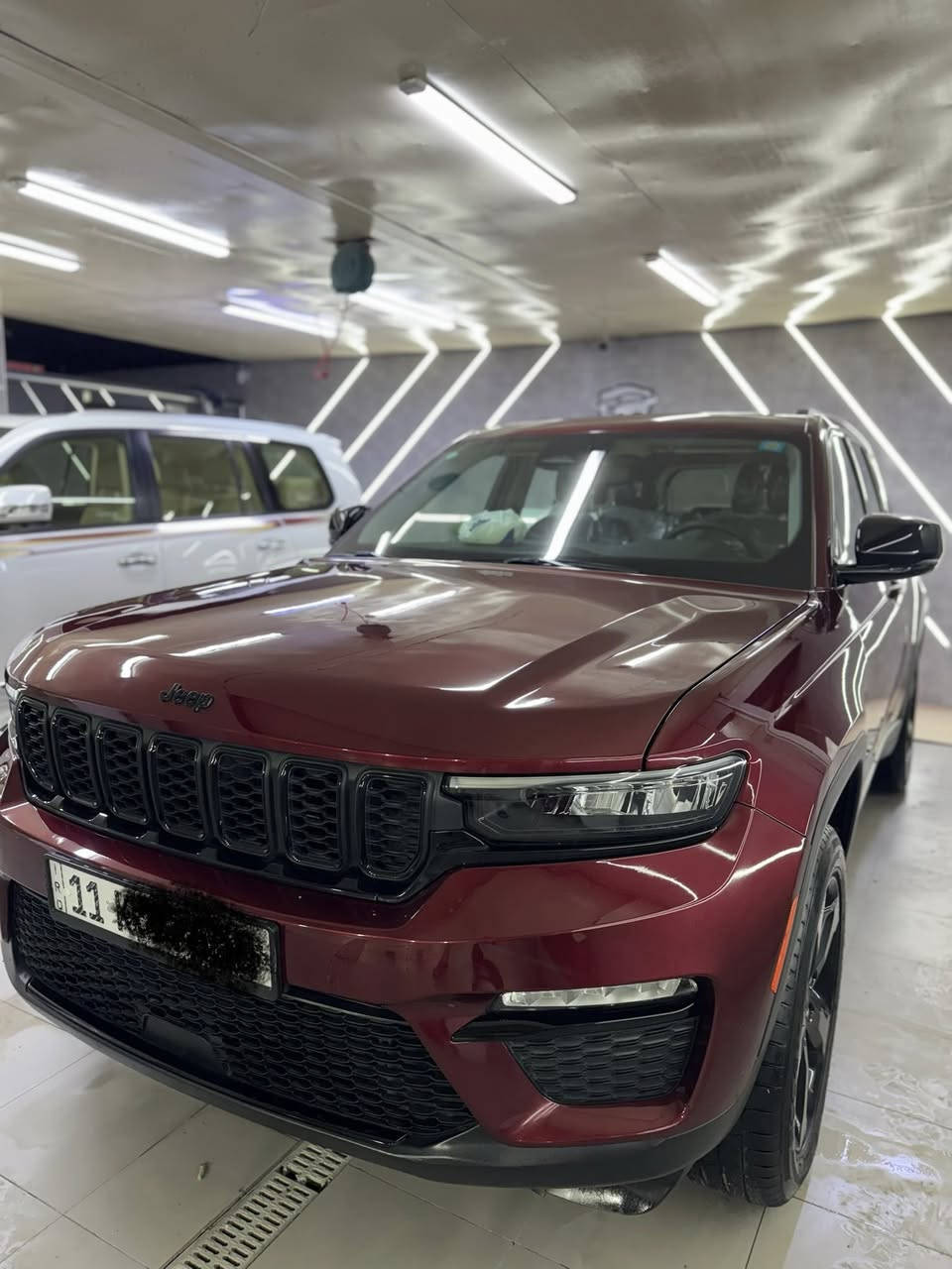 السلام عليكم للـبيع
Grand Cherokee  2023
 
السياره جديده جدا بدون اي قطعه تبديل 
صبع حافه البنيد ونص الجملغ

.
 المواصفات الأساسية:
 • الموديل: Jeep Grand Cherokee
 • الفئة: Limited 
 • السنة: 2023
 • المحرك: V6 سعة 3.6 لتر 
.‎ 
رقم بغداد باسمي
شفتات سرعه
 جنطه كهرباء
رادارات مانع تصادم 
اوتو ستوب خروج عن المسار 
تشغيل عن بعد 
تدفئه  مقاعد امامي خلفي مع المقود 
*شاشه كبيره لمس 
‏‎* رادارات جانبيه خلفيه 
‏‎* تحذير الخروج عن المسار 
‏‎* تحذير النقطة عمياء  .
للاستفسار ***********
السعر340
