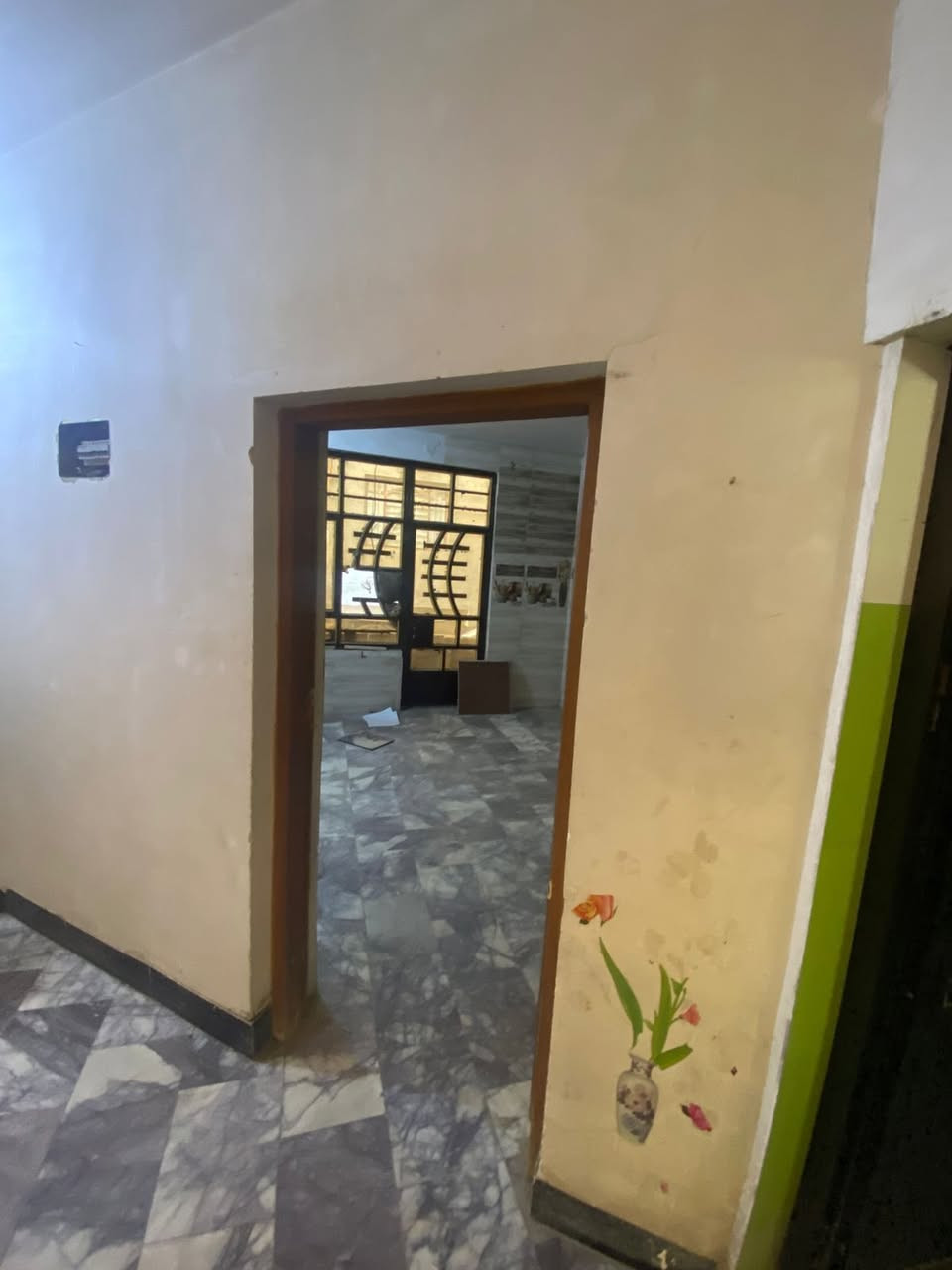 السلام عليكم 
دار للبيع ملك طابو صرف بغداد الغدير م706 قرب أسواق ياسر حياوي داخل قيصريه  واقع حال 120 مساحه110 واجه 10 نزال 12 بناء مسلح 2015 يحتوي 4 غرف نوم واصاله ومطبخ وهول حولي غرفه ارضيه وخدمات 2
 السعر 250مليون تواصل 
***********
