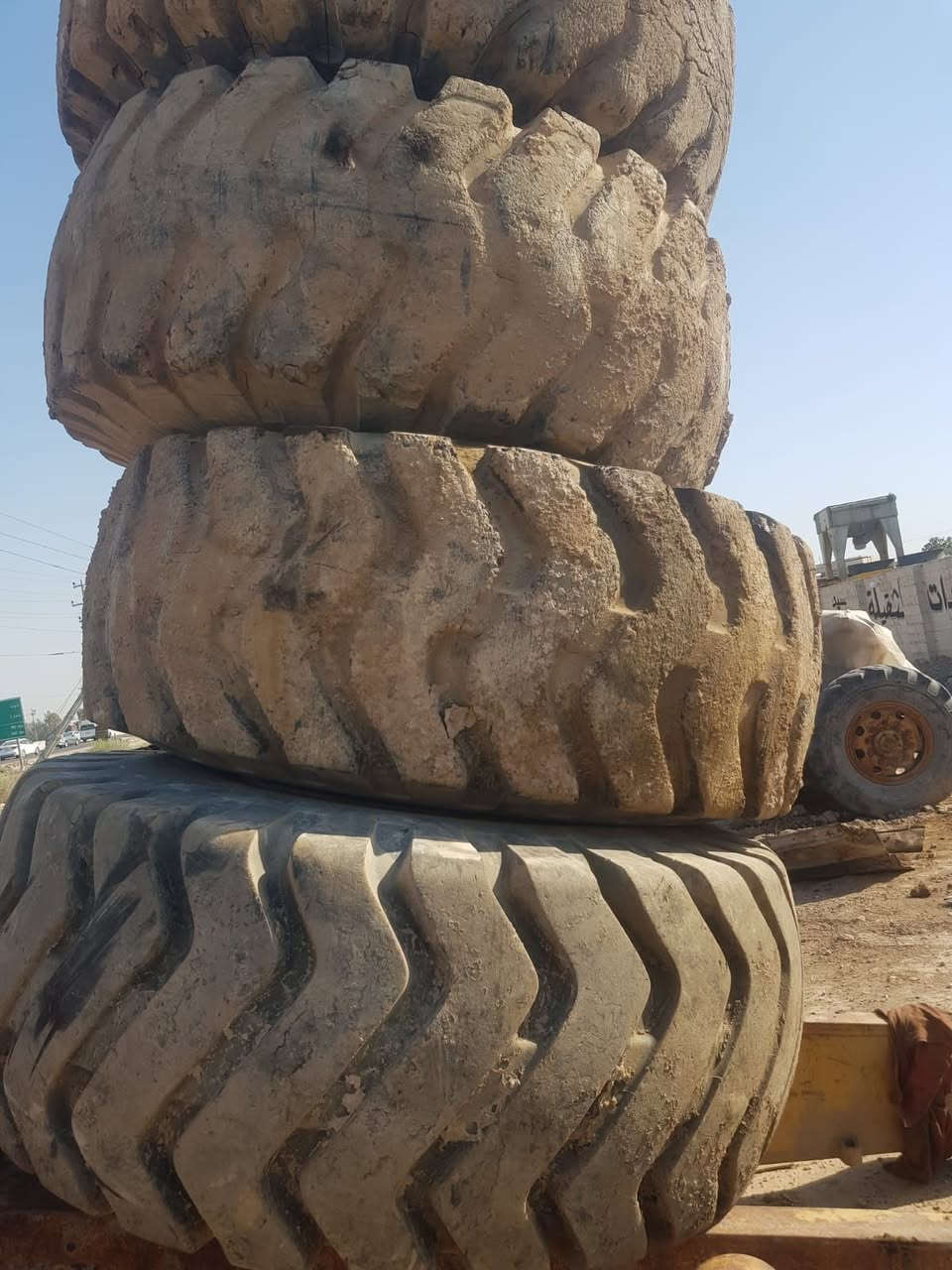 السلام عليكم يتوفر لدينا جميع الاطارات ومعدات ثقيله شفلات كافه الحجام حادله  عريض كريدرات  ***********    ***********
