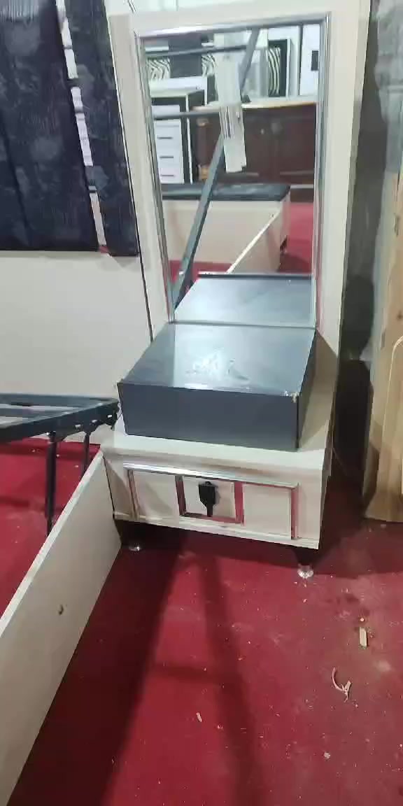 سلام عليكم غرفه تركي كلش نضيفه 8 قطع كنتورها ابواب سرير مخزن سعرها 650 وبيها مجال للاستفسار ***********////***********
