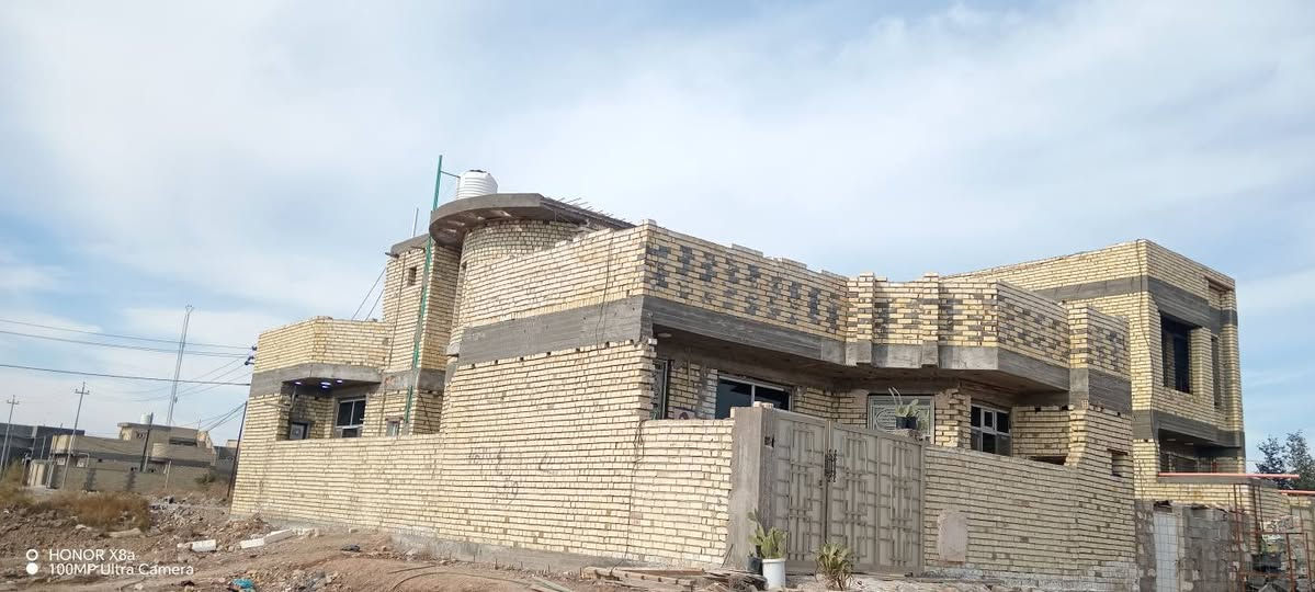 السلام عليكم بيت للبيع 200م حي الامير قرب شارع 20 بيت ركن طابق واحد يحتوي على غرفتين 5 في 4 و استقبال 6 في 4 مطبخ 4 في 5 إضافة إلى صالة 5 في 8 وحمامات داخليه عدد 3 تواليت خارجي  *********** ***********
