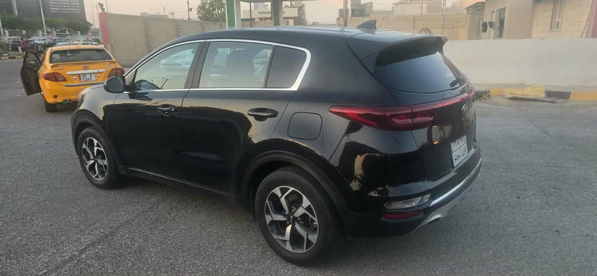 السلام عليكم سبورتج موديل ٢٠ محرك جي دي اي بيه صبغ شبر بالبنيد وقبق جنطه رقم سليمانيه السعر ١٤٥ بيه مجال مكان السياره صويره للاستفسار الاتصال على الرقم ***********
