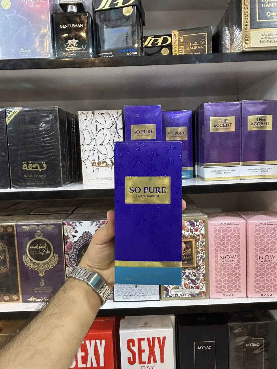 عطر سو بيور الاصلي من شركة مايليستون 
عطر للجنسين جميل جدا بثبات وفوحان يدوم طويلا 
ويتميز برائحة شرقية فاكهية ساحرة ومشرقة

المقدمة ): مزيج حمضي منعش من البرتقال الصقلي، ليمون صقلية،.القلب : ومتنوعة من الفواكه المتوسطية والاستوائية الحلوة.القاعدة:  لمسة دافئة ومخملية من فانيليا مدغشقر، المسك الأبيض،

ينفع لجميع فصول السنة كما يصلح للأجواء المسائية والمناسبات الفخمة.

يوجد توصيل لجميع محافظات العراق 
للحجز او الاستفسار التواصل على رقم الواتساب ***********

#عطور #عطورات #عطوري #عطري #الامين_للعطور #بغداد #البصرة #دهوك #اربيل #كركوك #واسط #النجف #بابل #الرمادي #كربلاء #الانبار #ديالى #مشاهير_العراق
